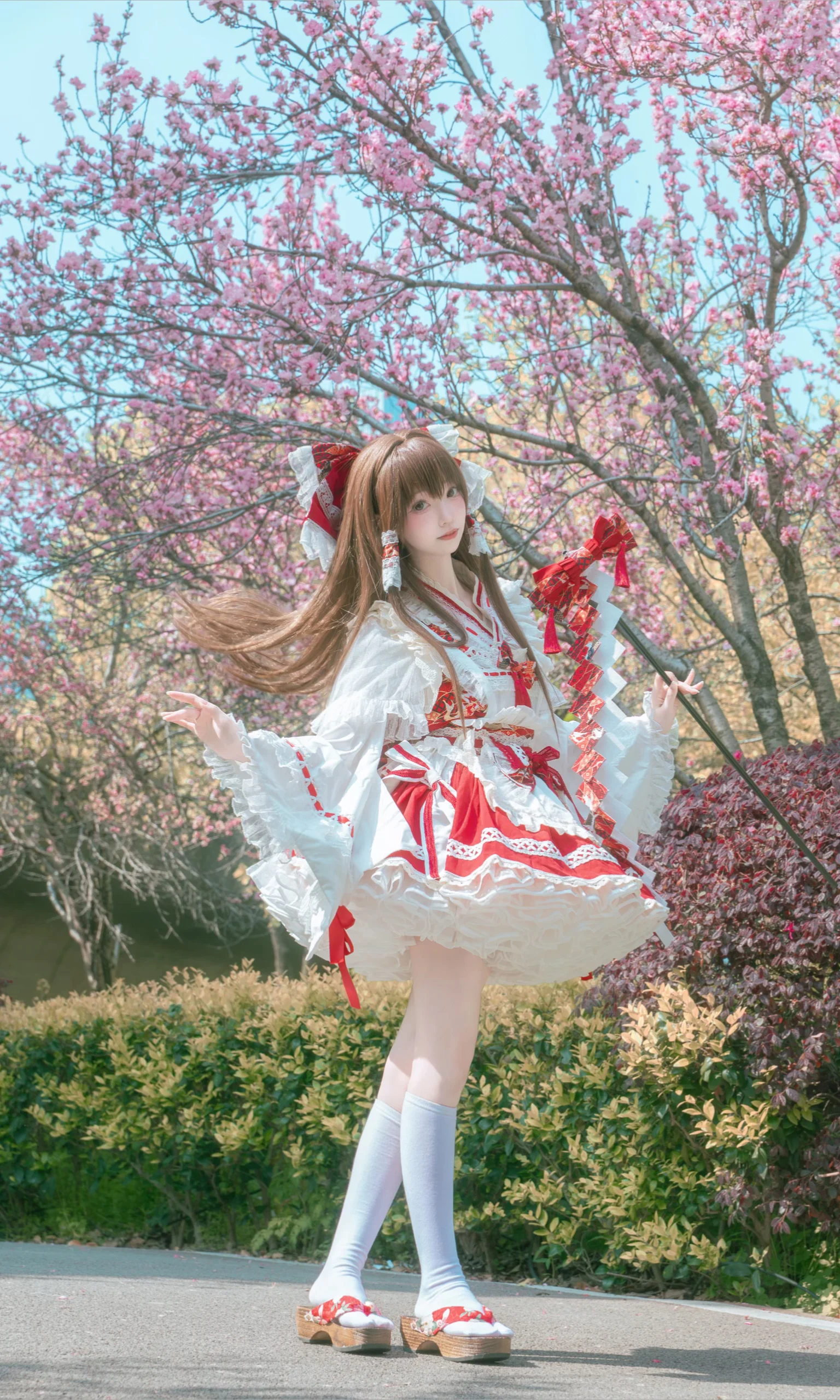 【博丽灵梦cos】东方project的春天，樱花下的红白巫女 - 第 3 张