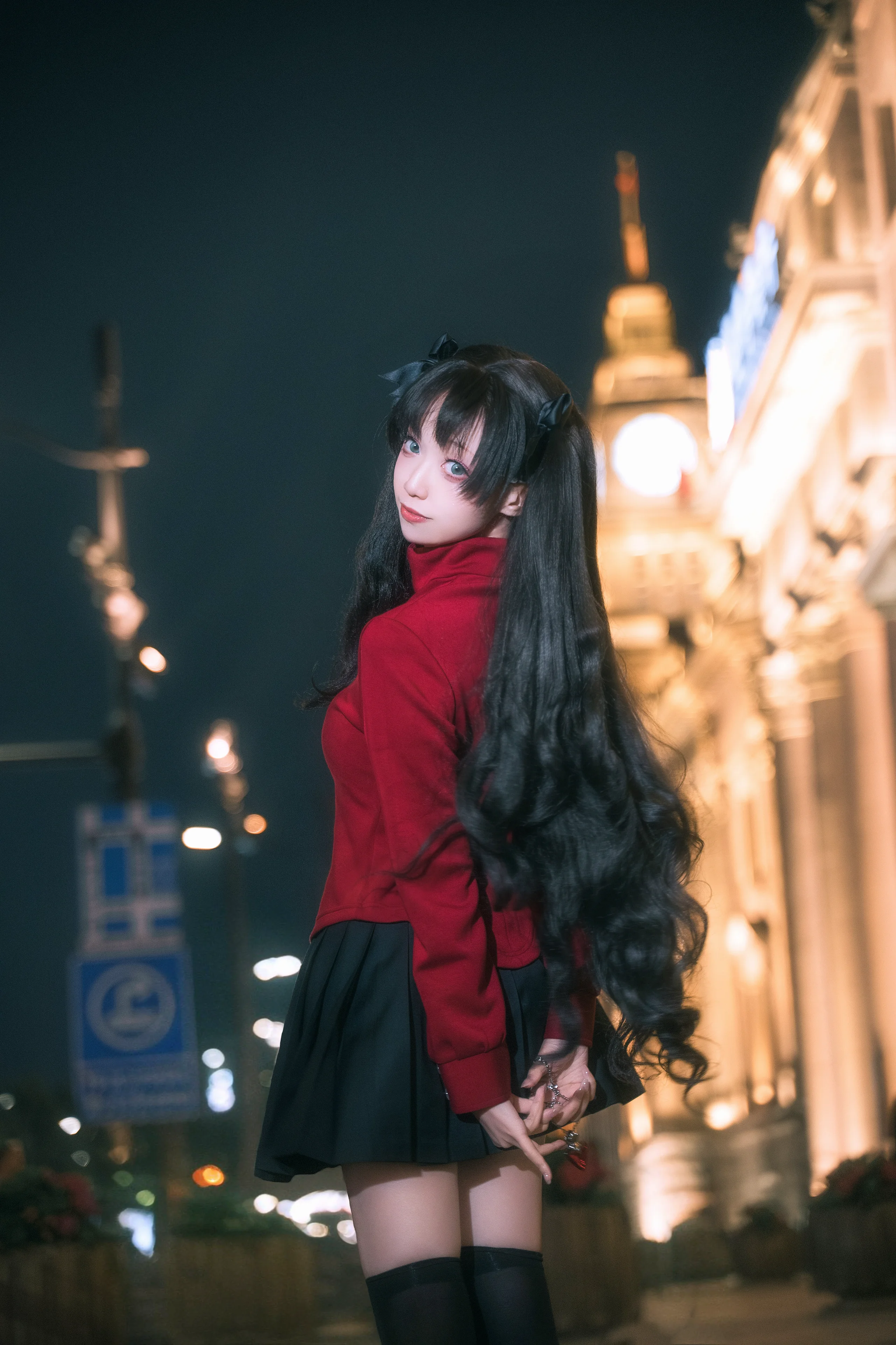 【遠坂凜cos】夜色下的冬木市，紅色高領與黑色雙馬尾 - 第 1 張