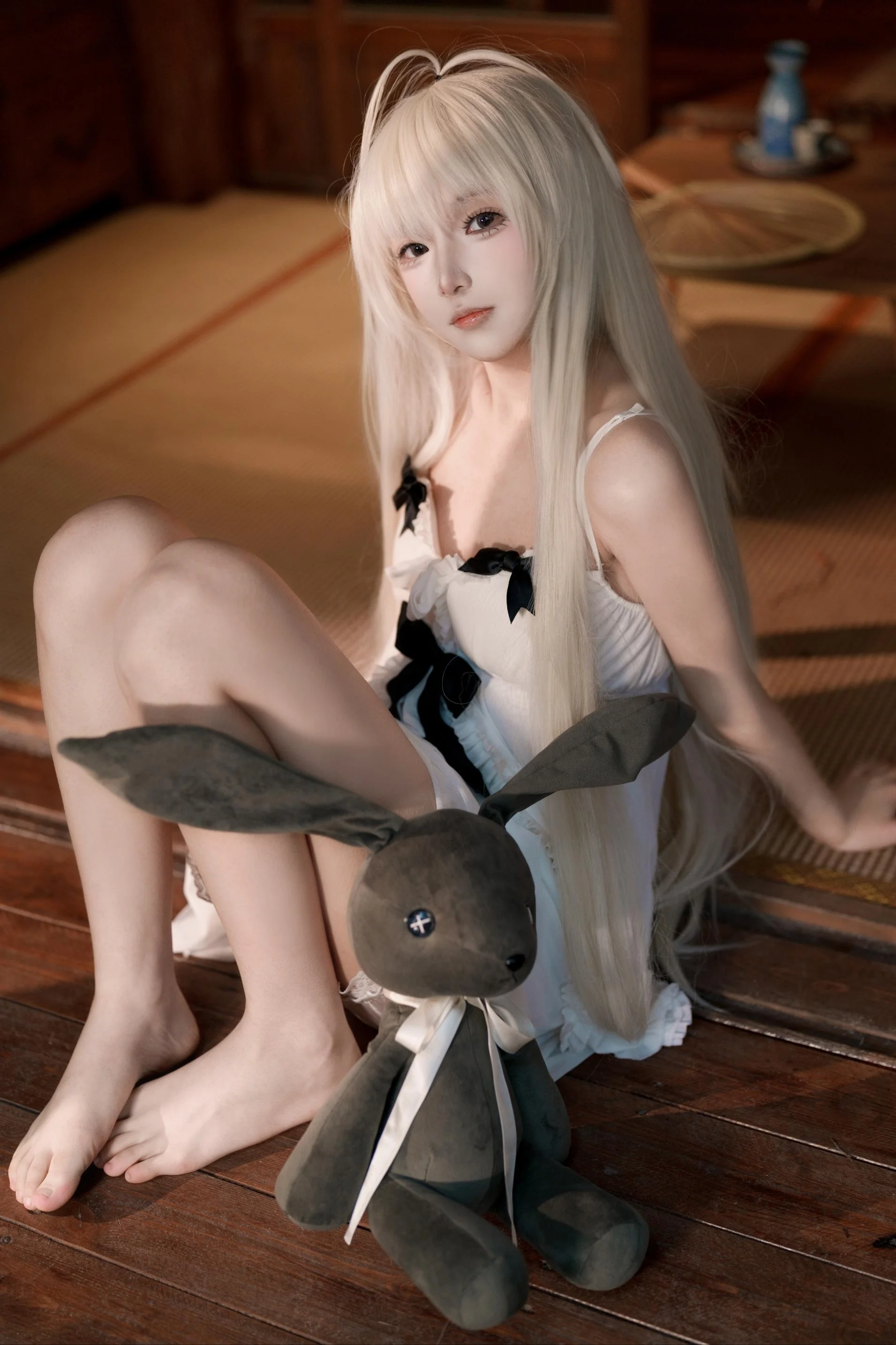 【春日野穹cos】缘之空，旧木屋里的白裙与灰兔玩偶 - 第 3 张