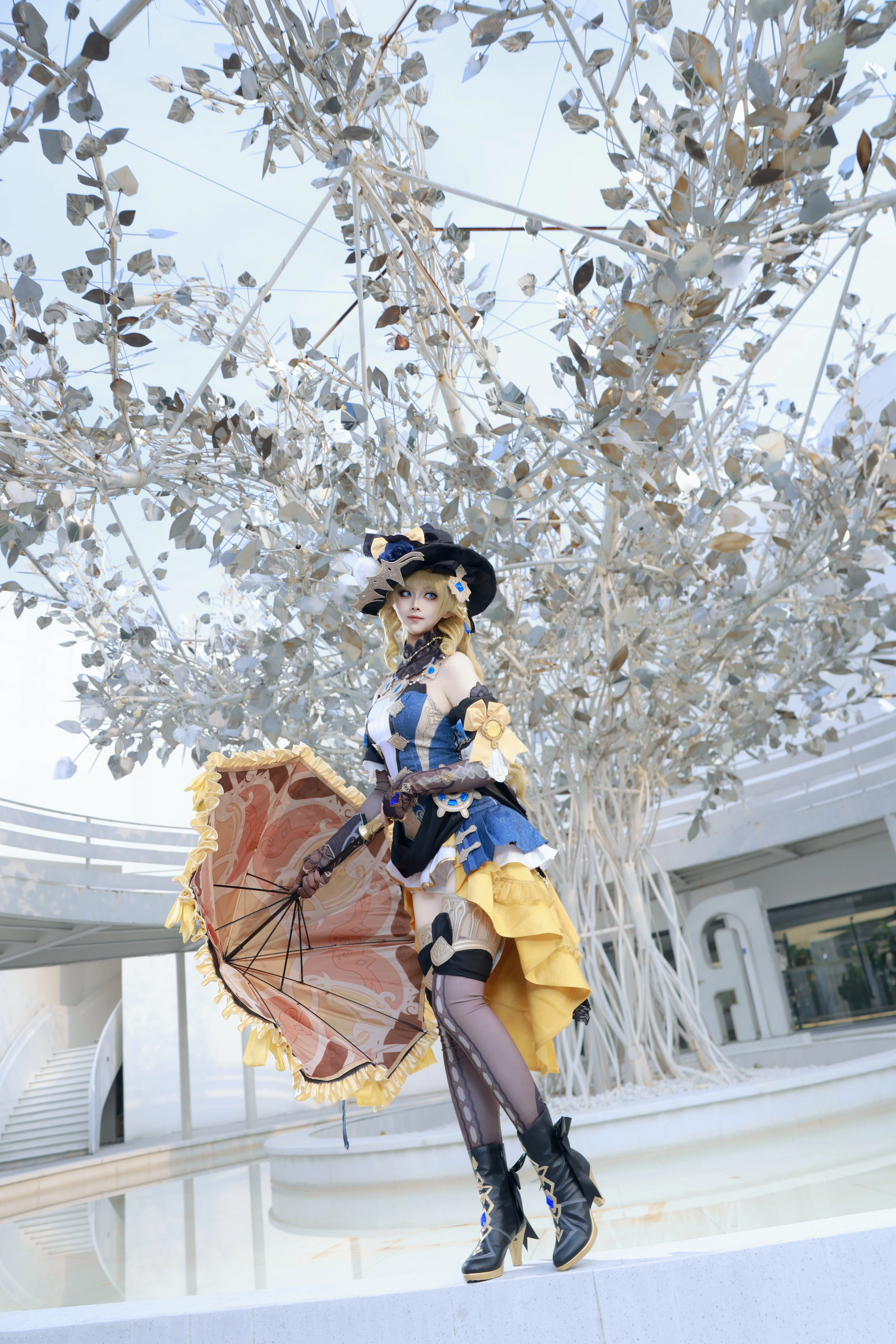 【娜維婭cos】原神楓丹的明黃，撐傘漫步的藝術館