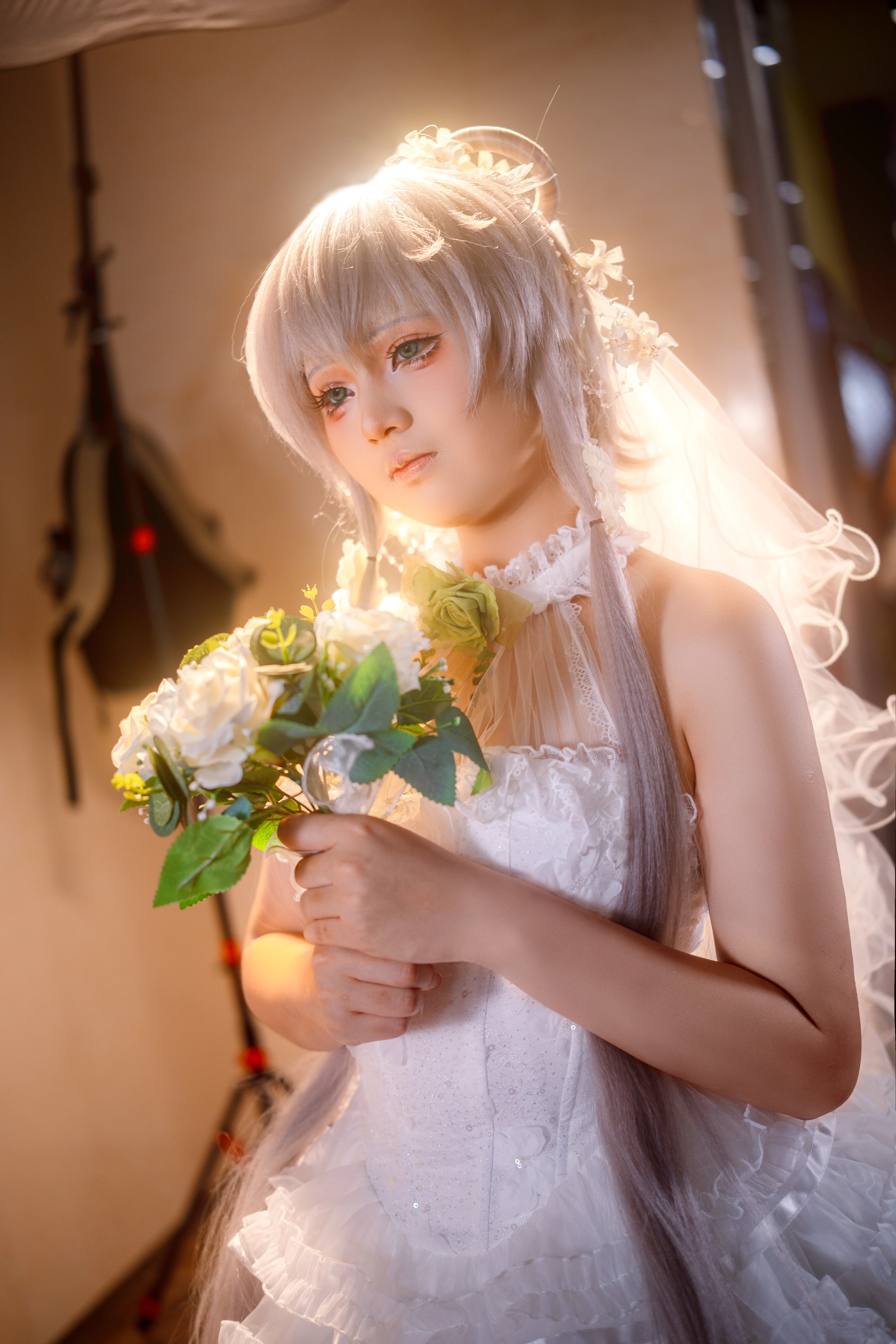 纯白婚纱与柔光，银发少女摄影纪实 - 第 5 张