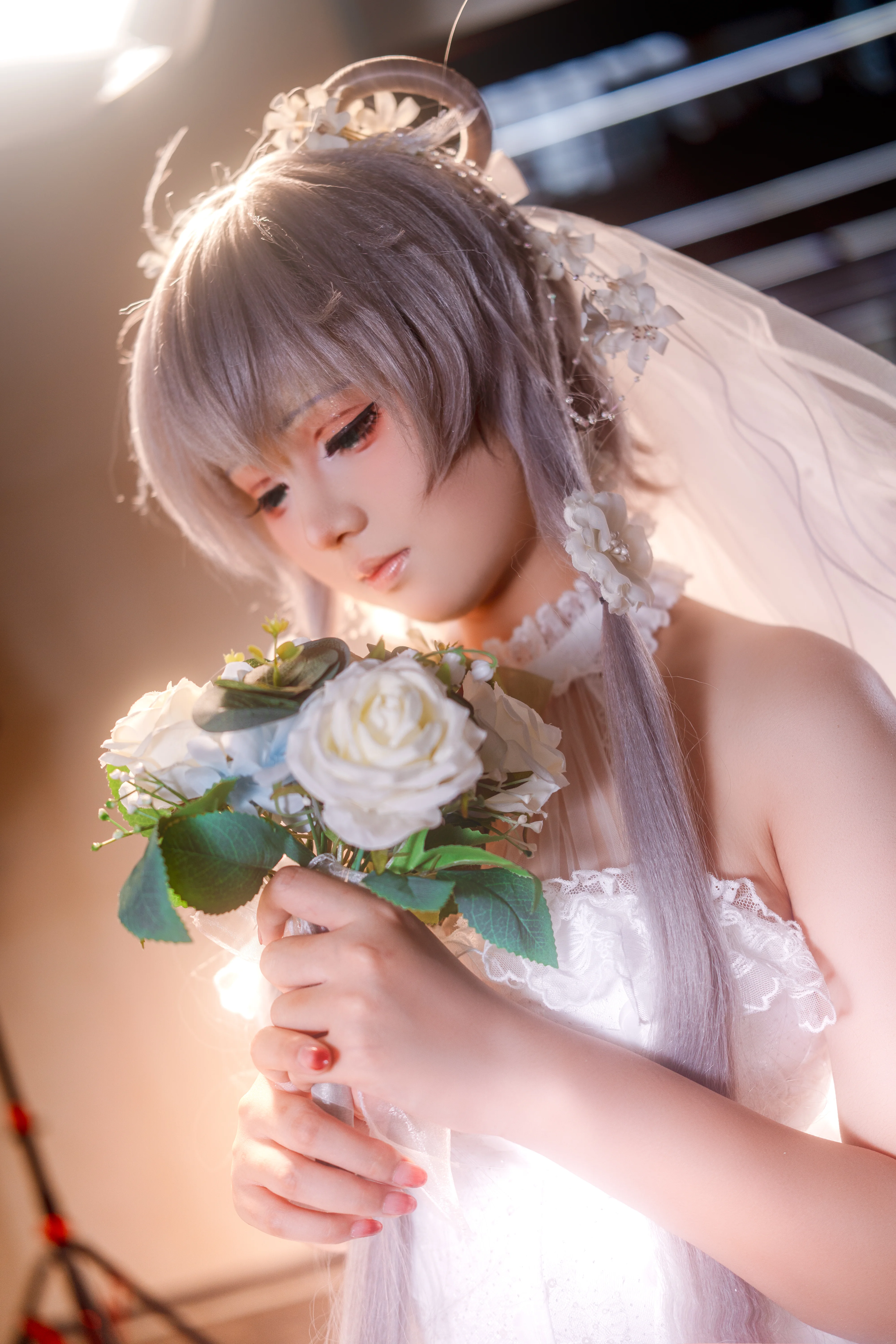 纯白婚纱与柔光，银发少女摄影纪实 - 第 6 张