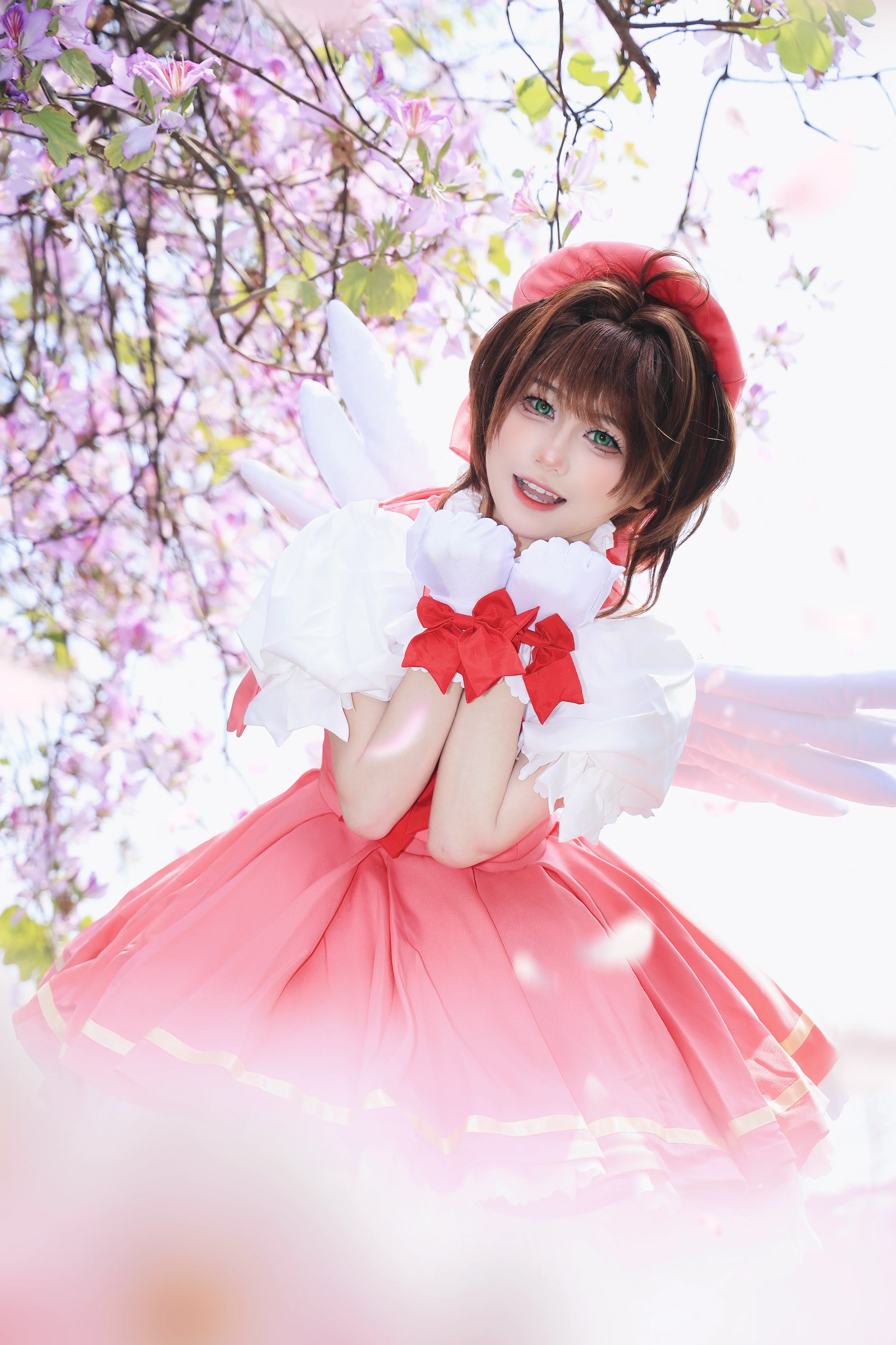 【木之本桜 コスプレ】カードキャプターさくら、春の満開の花々に包まれた赤と白の魔法 - 1 枚目