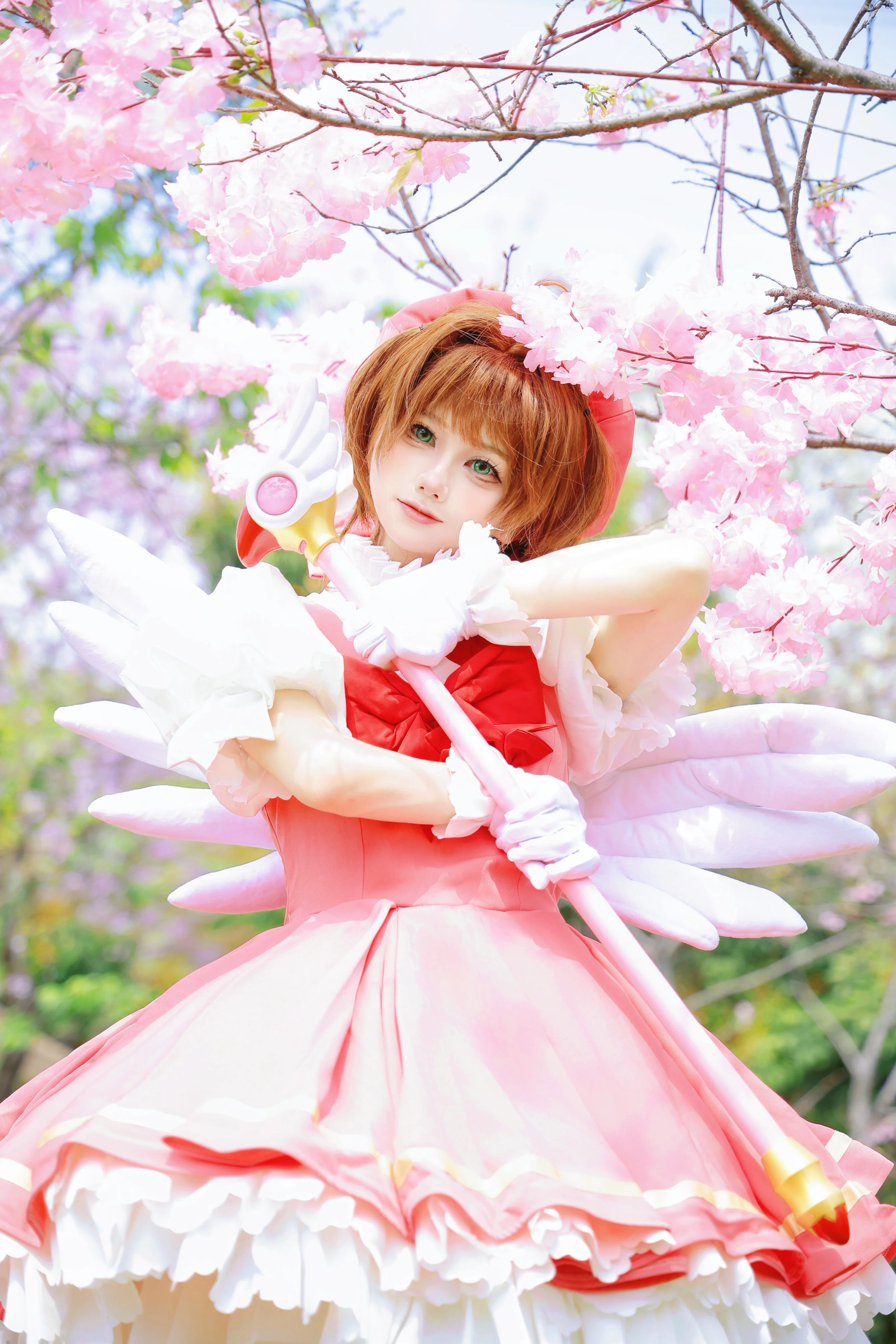 【木之本桜 コスプレ】カードキャプターさくら、春の満開の花々に包まれた赤と白の魔法 - 10 枚目