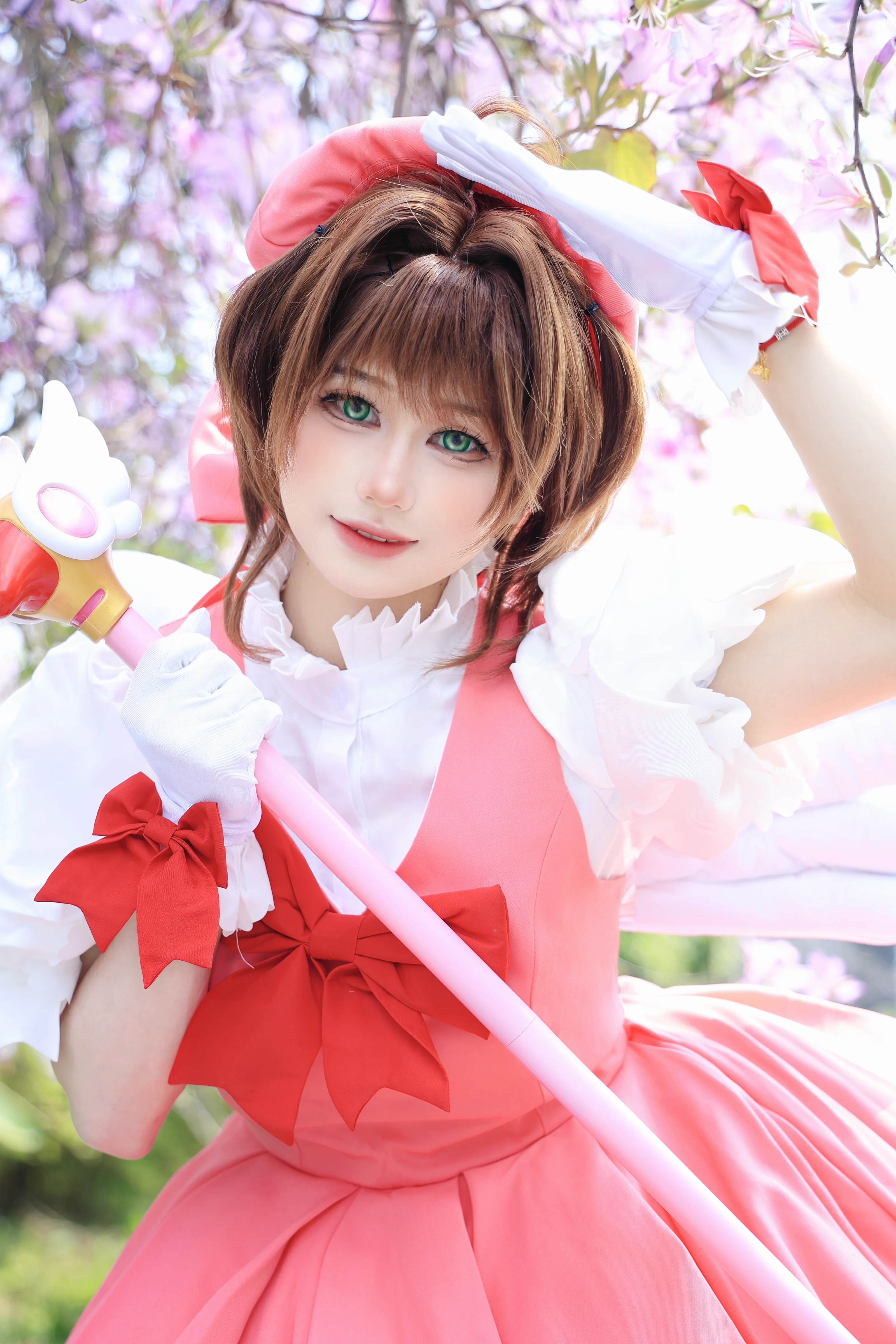 【木之本桜 コスプレ】カードキャプターさくら、春の満開の花々に包まれた赤と白の魔法 - 12 枚目