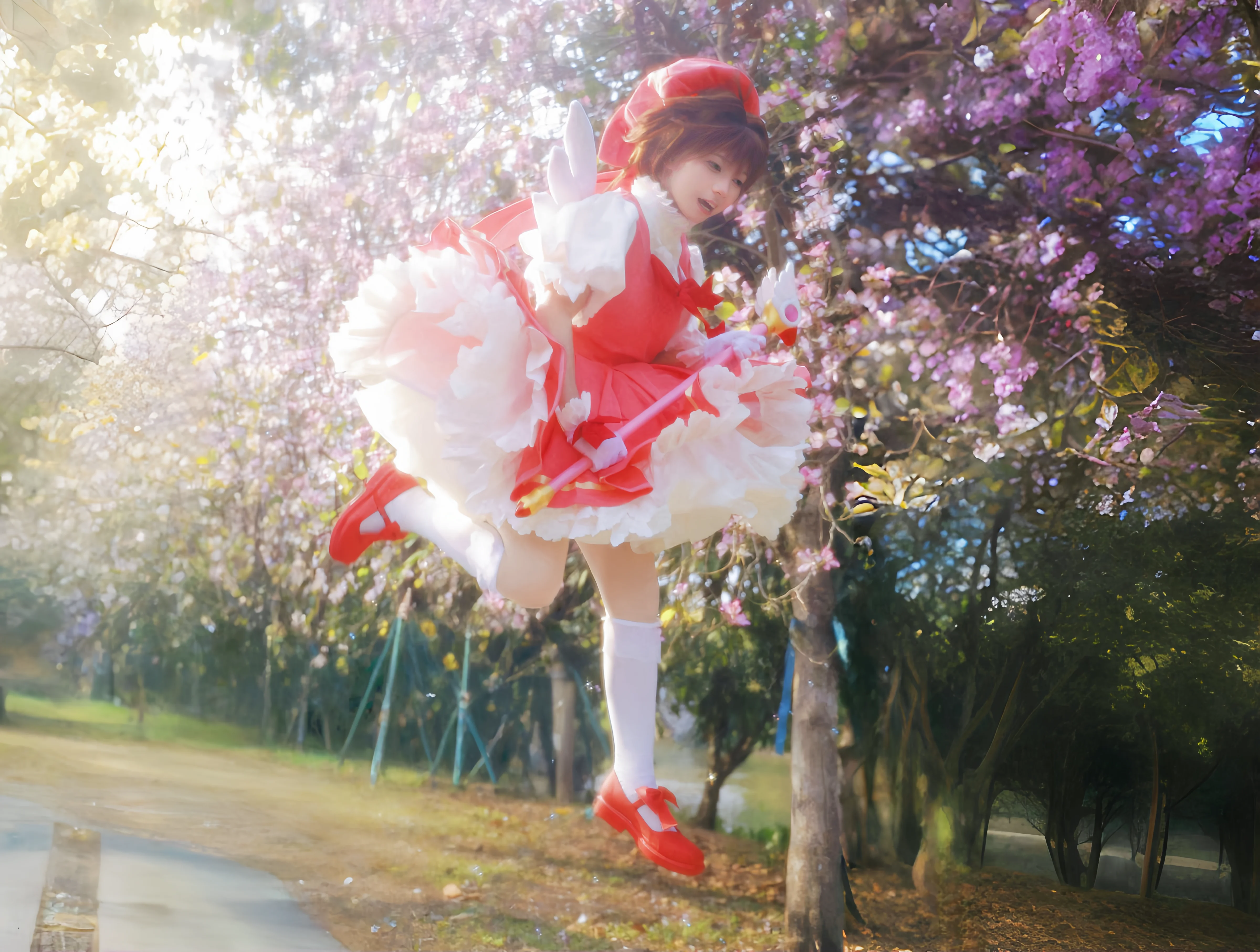 【木之本桜 コスプレ】カードキャプターさくら、春の満開の花々に包まれた赤と白の魔法 - 13 枚目