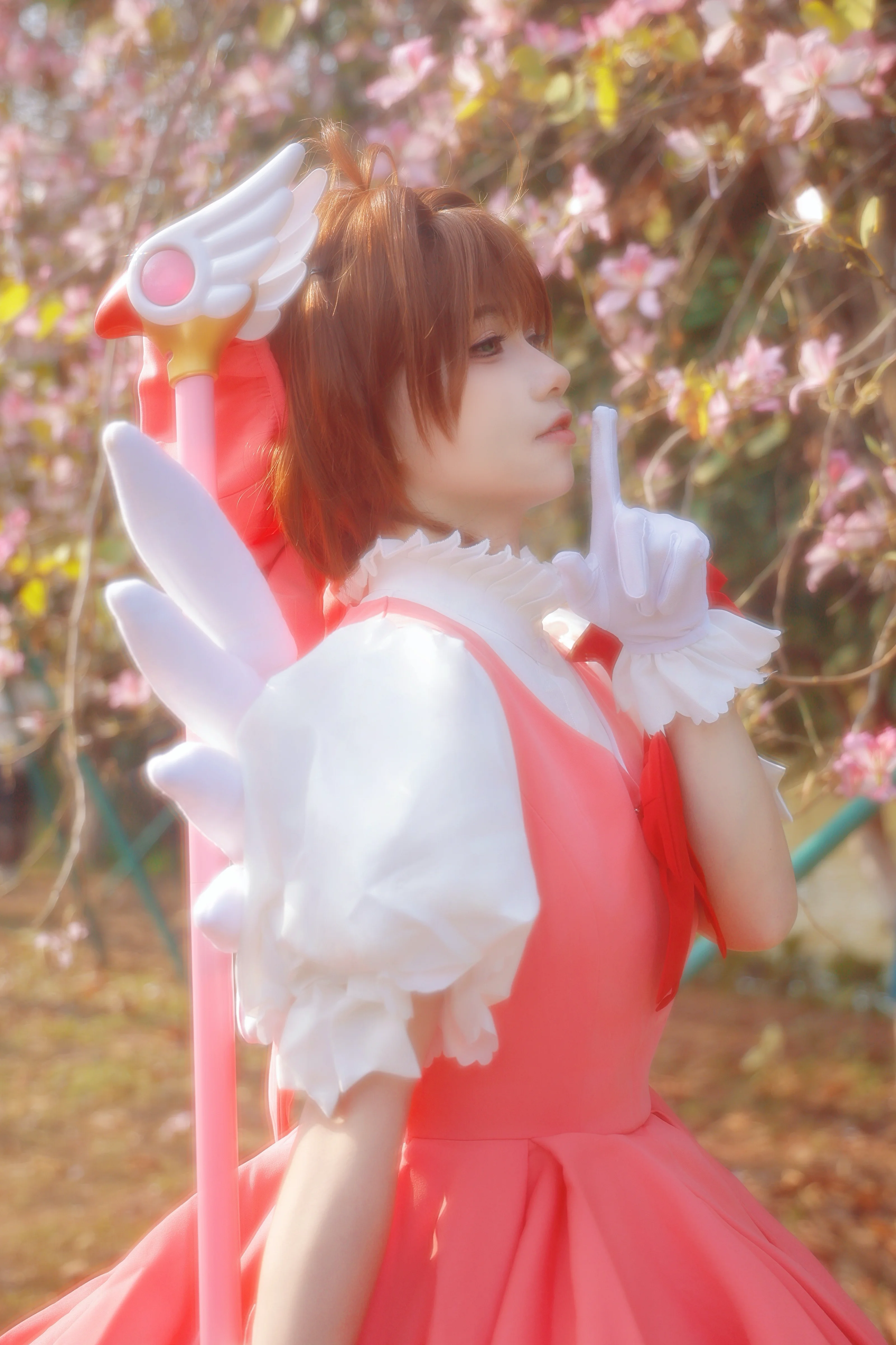 【木之本桜 コスプレ】カードキャプターさくら、春の満開の花々に包まれた赤と白の魔法 - 15 枚目