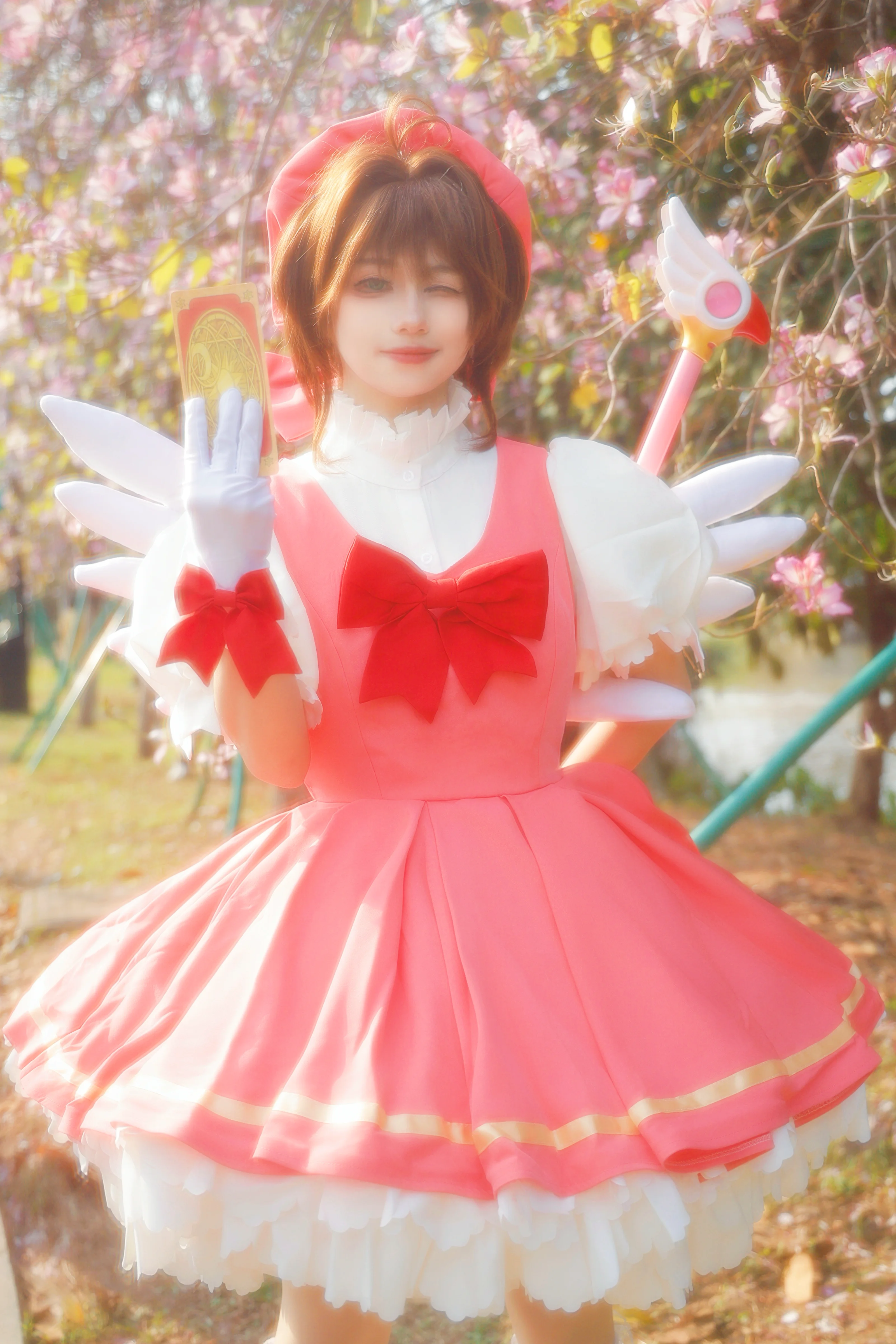 【木之本桜 コスプレ】カードキャプターさくら、春の満開の花々に包まれた赤と白の魔法 - 16 枚目