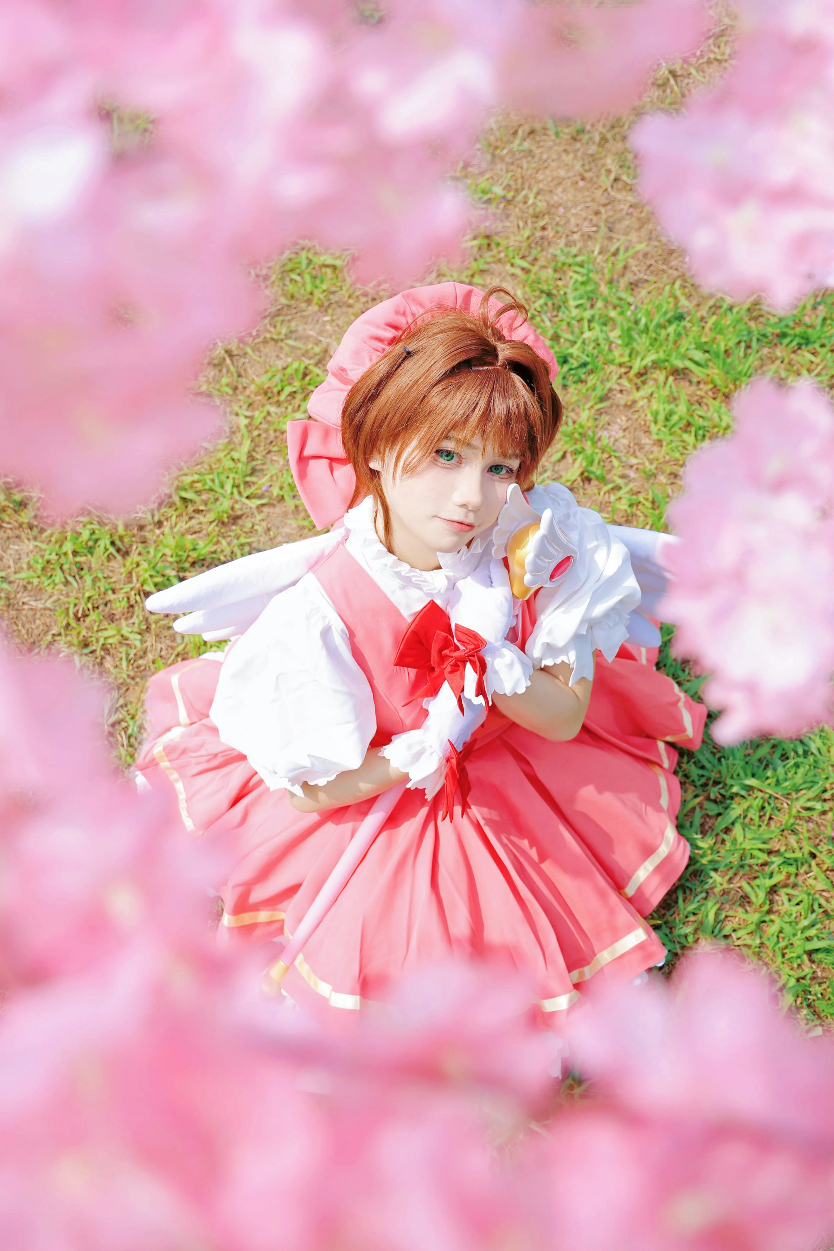 【木之本桜 コスプレ】カードキャプターさくら、春の満開の花々に包まれた赤と白の魔法 - 2 枚目