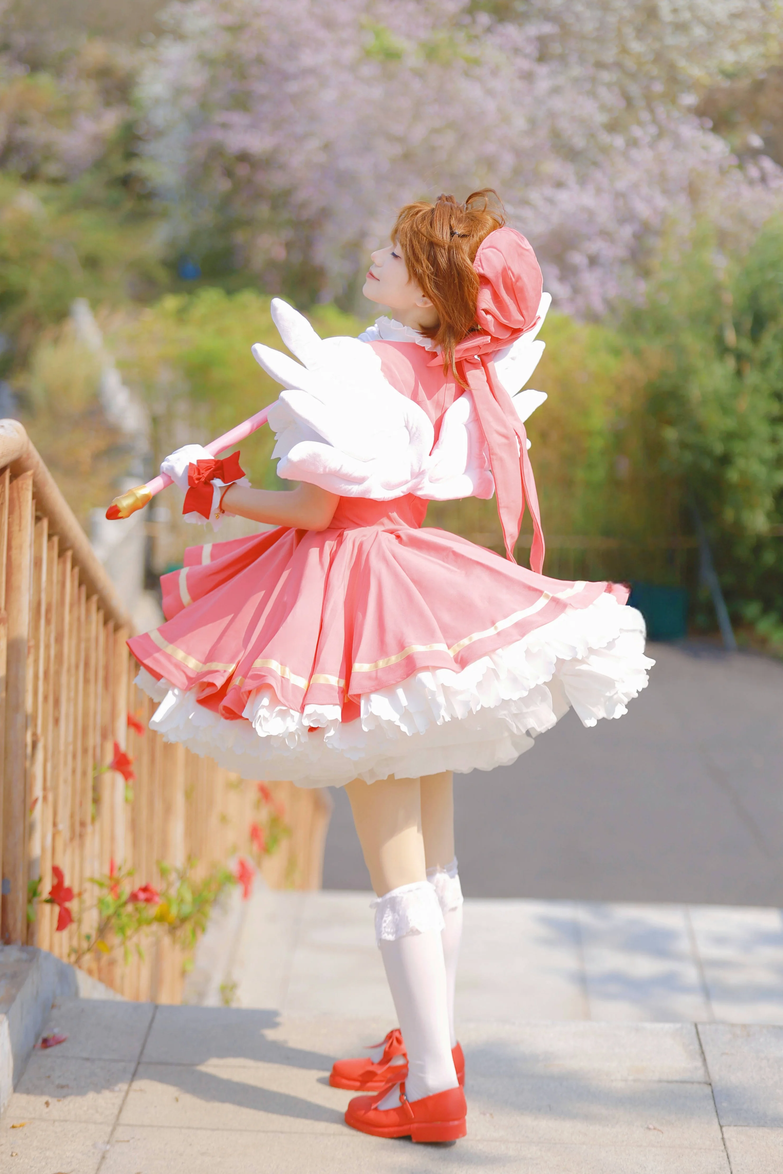 【木之本桜 コスプレ】カードキャプターさくら、春の満開の花々に包まれた赤と白の魔法 - 3 枚目