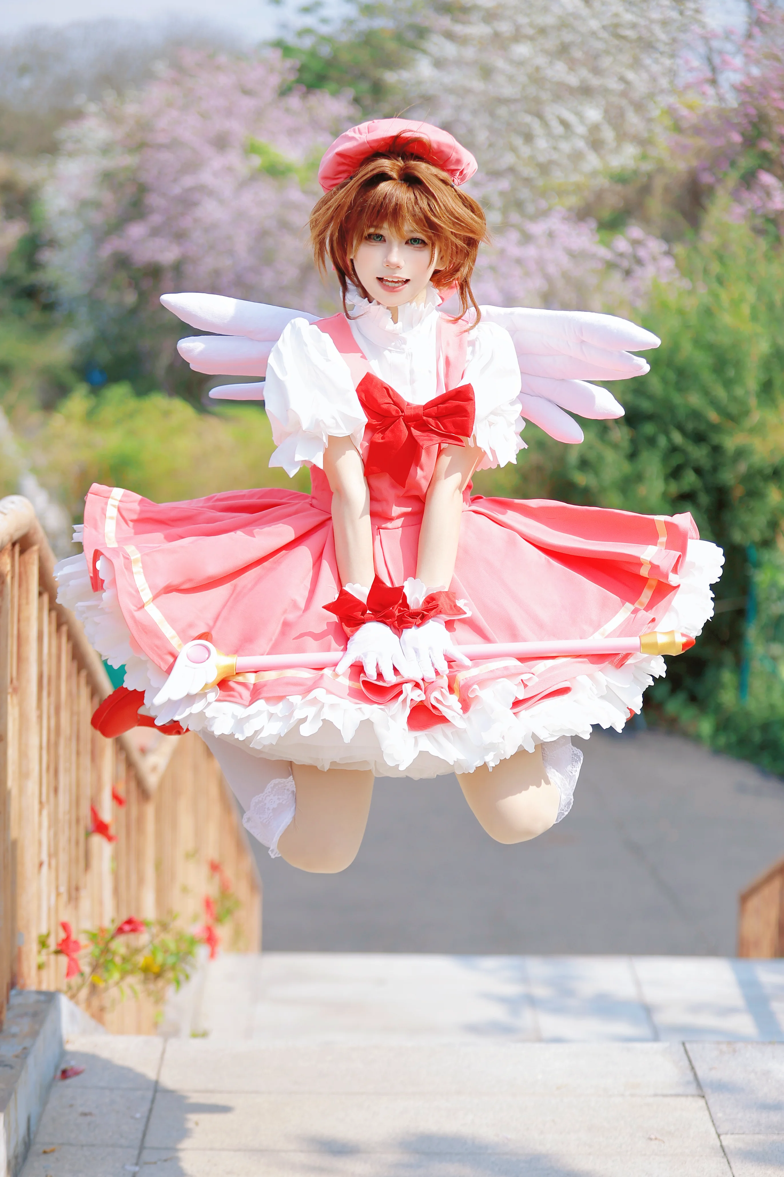 【木之本桜 コスプレ】カードキャプターさくら、春の満開の花々に包まれた赤と白の魔法 - 4 枚目