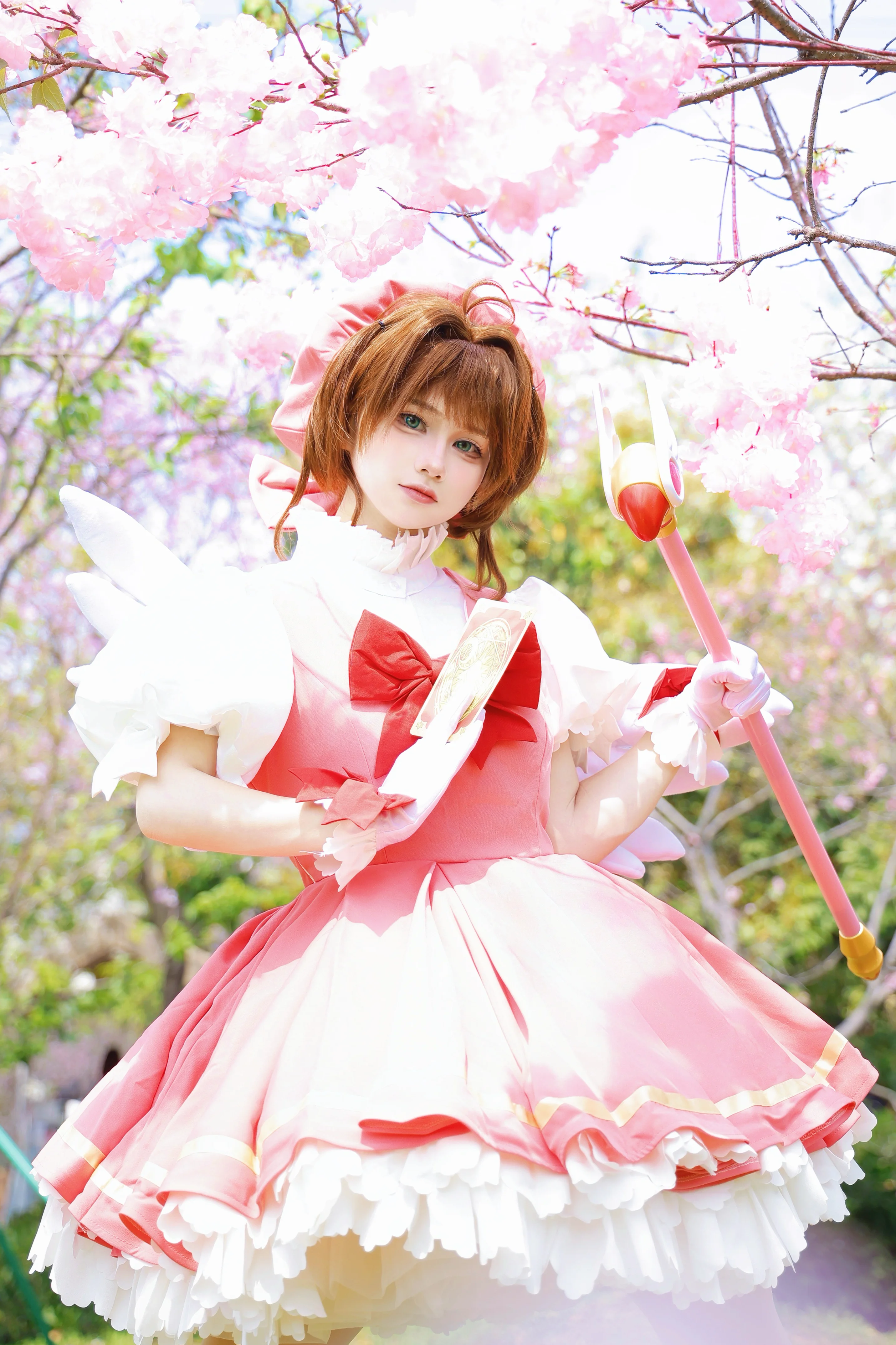 【木之本桜 コスプレ】カードキャプターさくら、春の満開の花々に包まれた赤と白の魔法 - 8 枚目