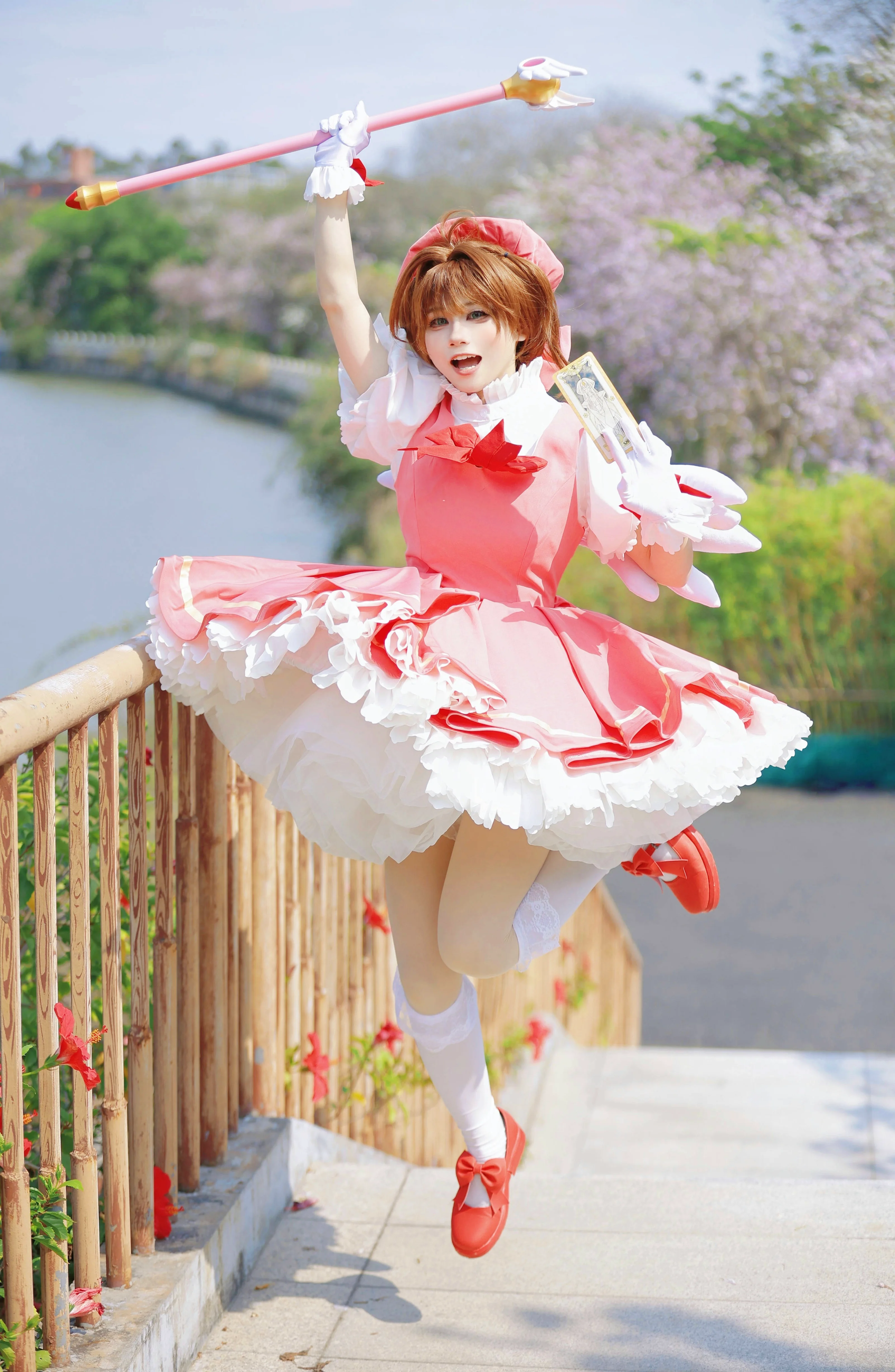 【木之本桜 コスプレ】カードキャプターさくら、春の満開の花々に包まれた赤と白の魔法 - 9 枚目