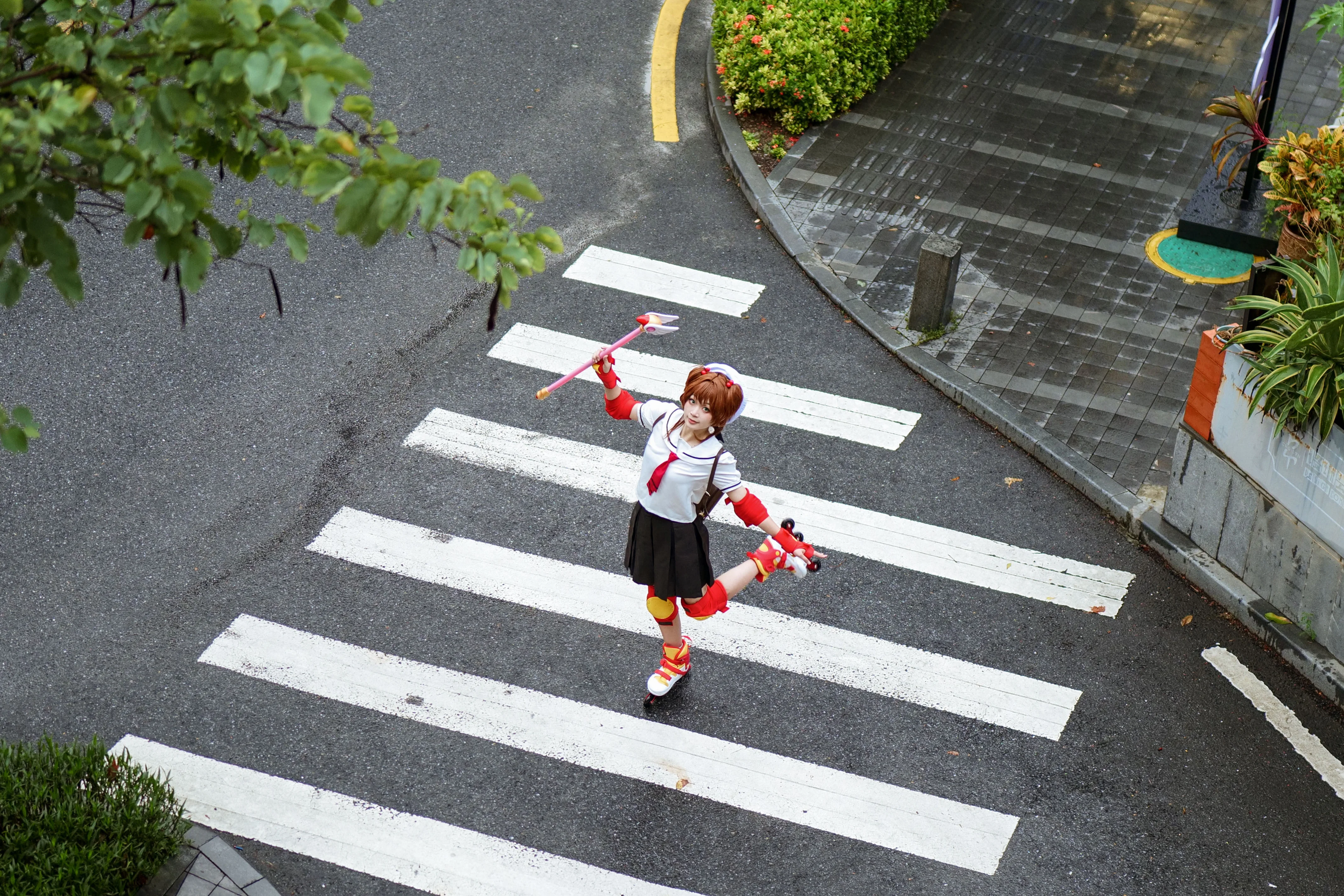 【木之本櫻cos】穿著輪滑鞋走過雨後城市的街角 - 第 5 張