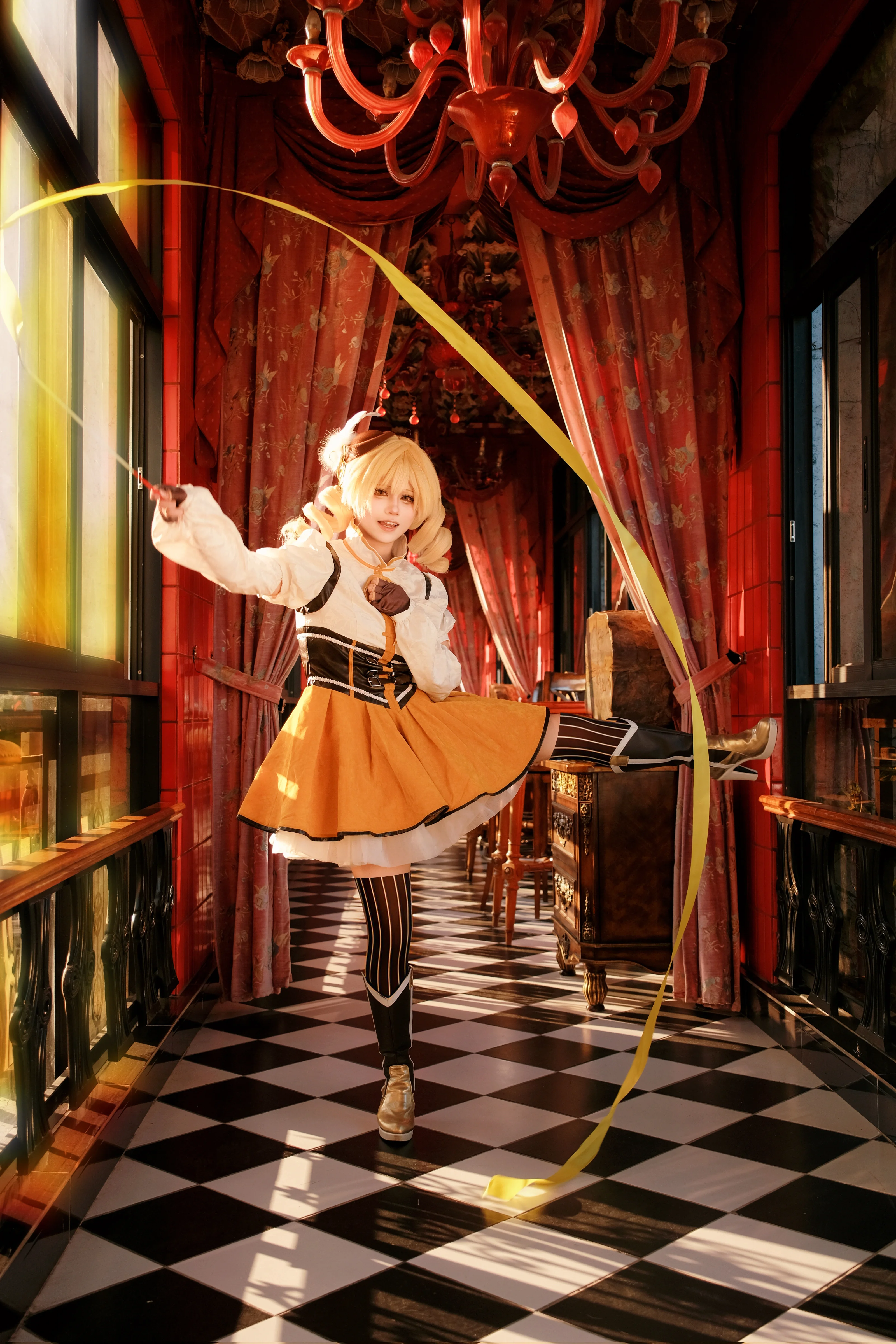 【巴麻美cos】与光影共舞，黄丝带划破红黑色复古空间 - 第 2 张