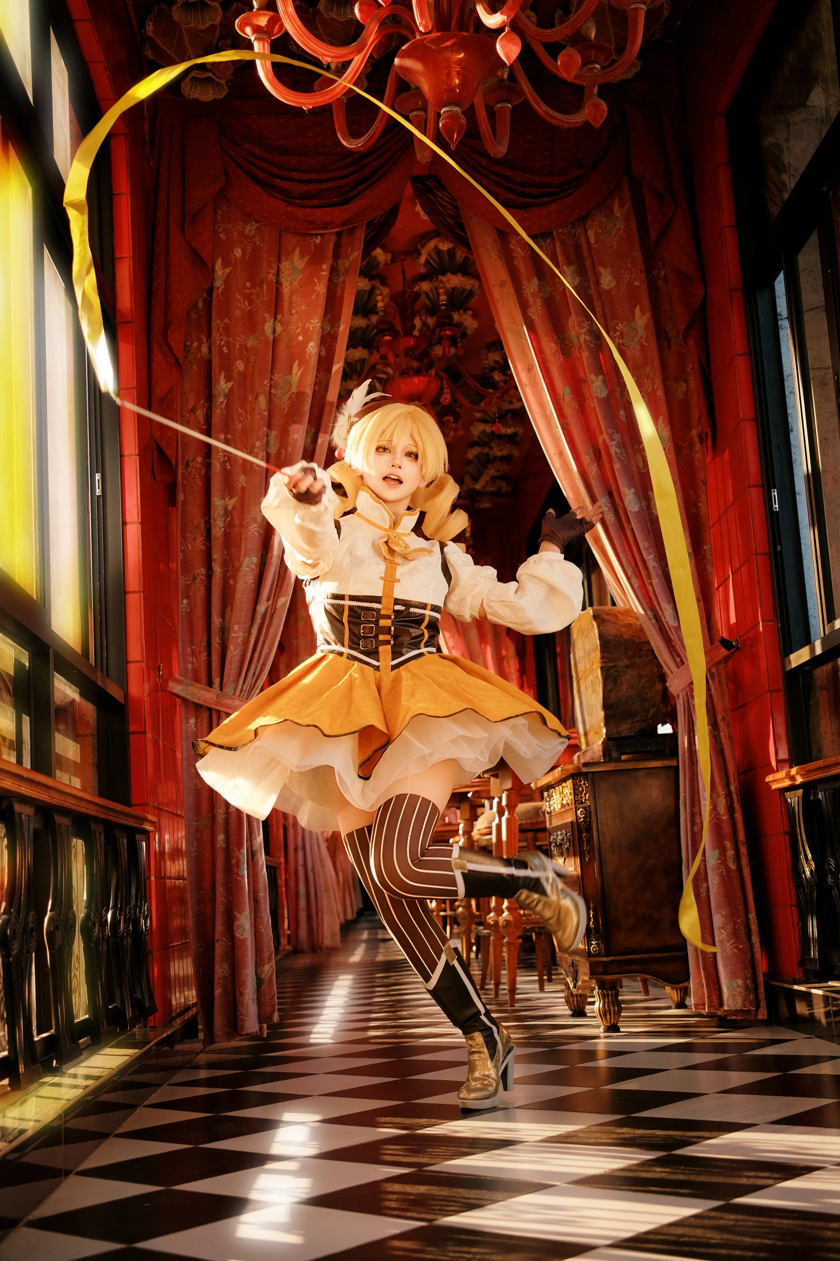 【巴麻美cos】与光影共舞，黄丝带划破红黑色复古空间