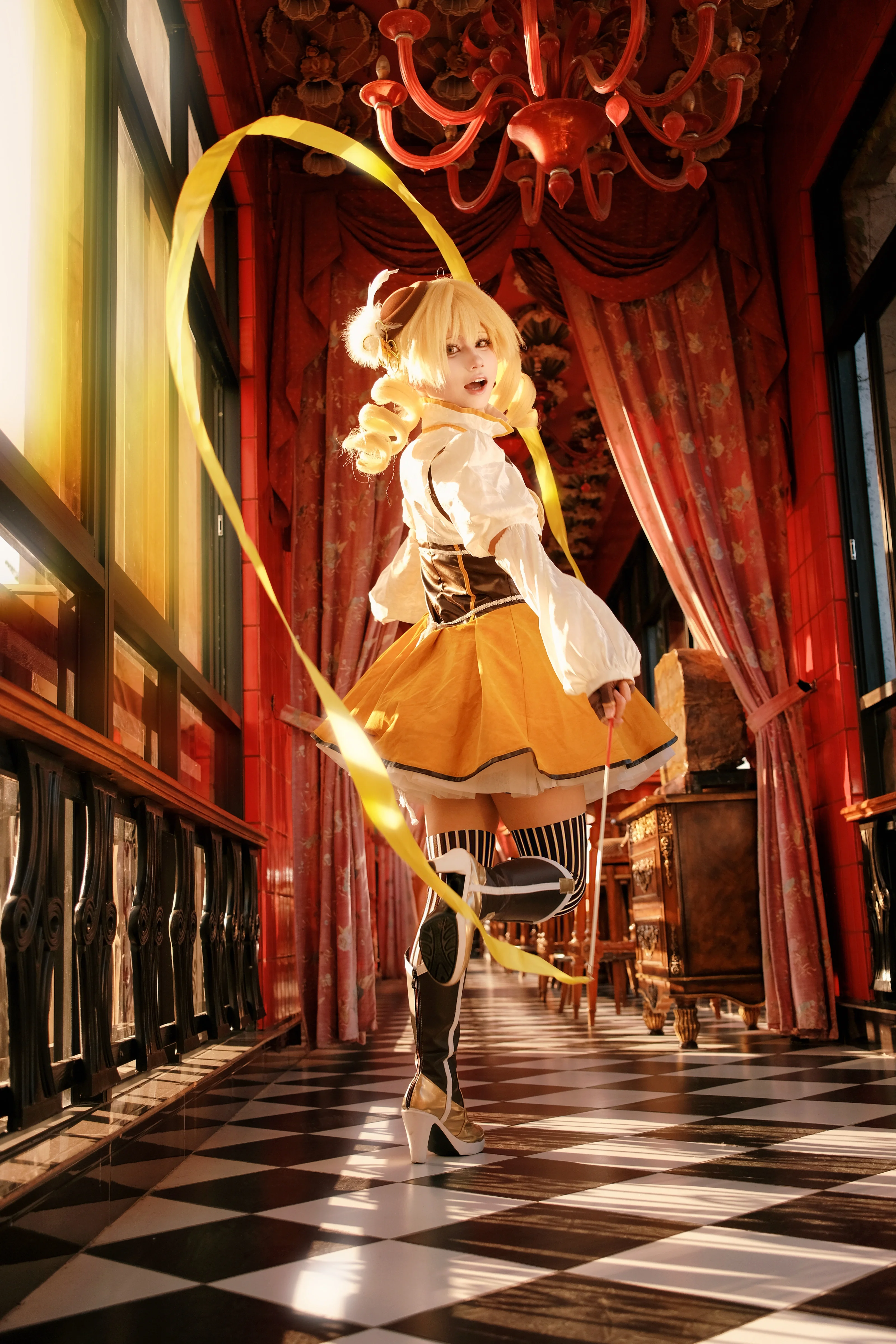 【巴麻美cos】与光影共舞，黄丝带划破红黑色复古空间 - 第 5 张