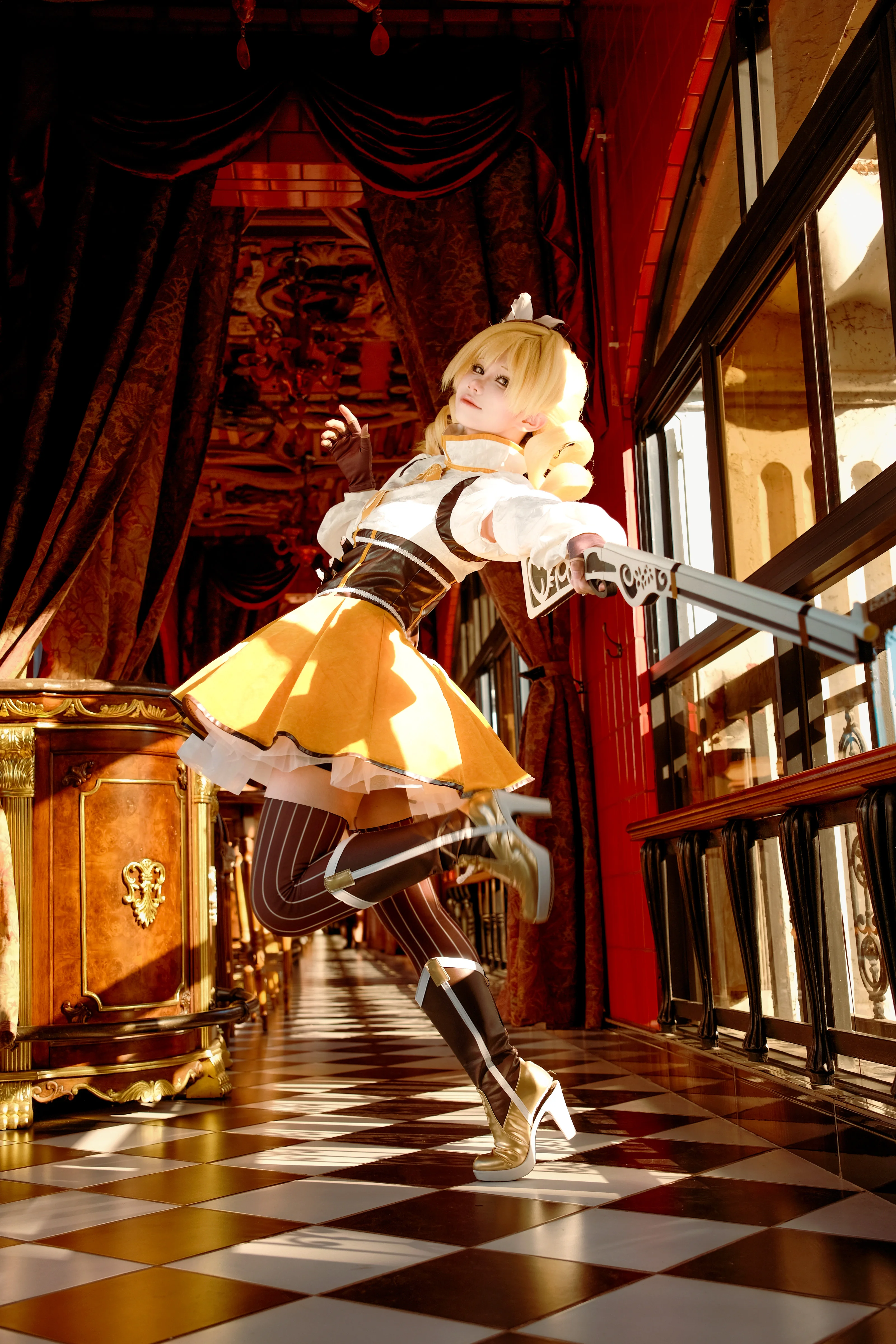 【巴麻美cos】与光影共舞，黄丝带划破红黑色复古空间 - 第 9 张
