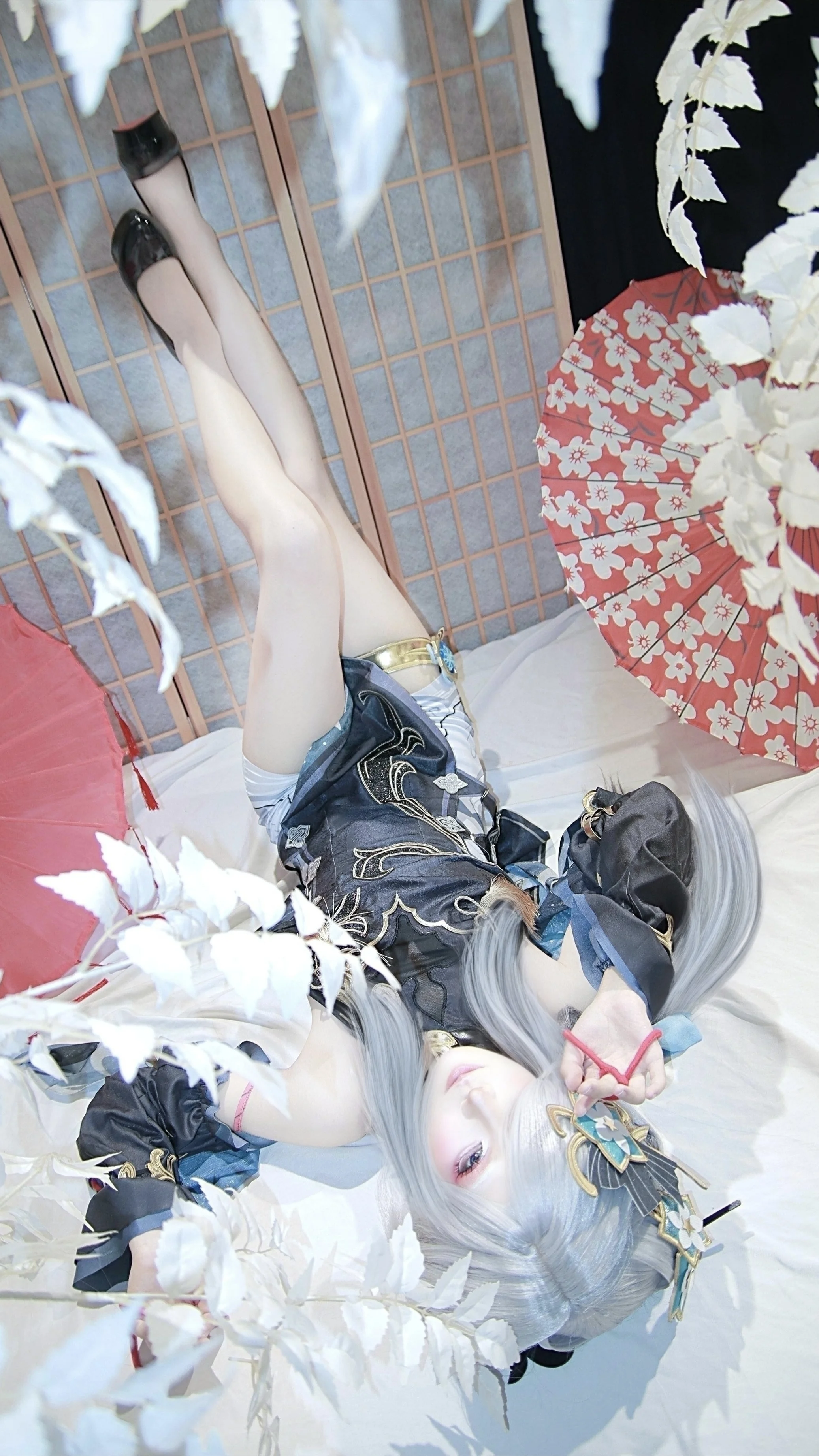 【申鶴 コスプレ】原神写真、屏風と赤い傘、还原そして銀髪の冷艶な横顔