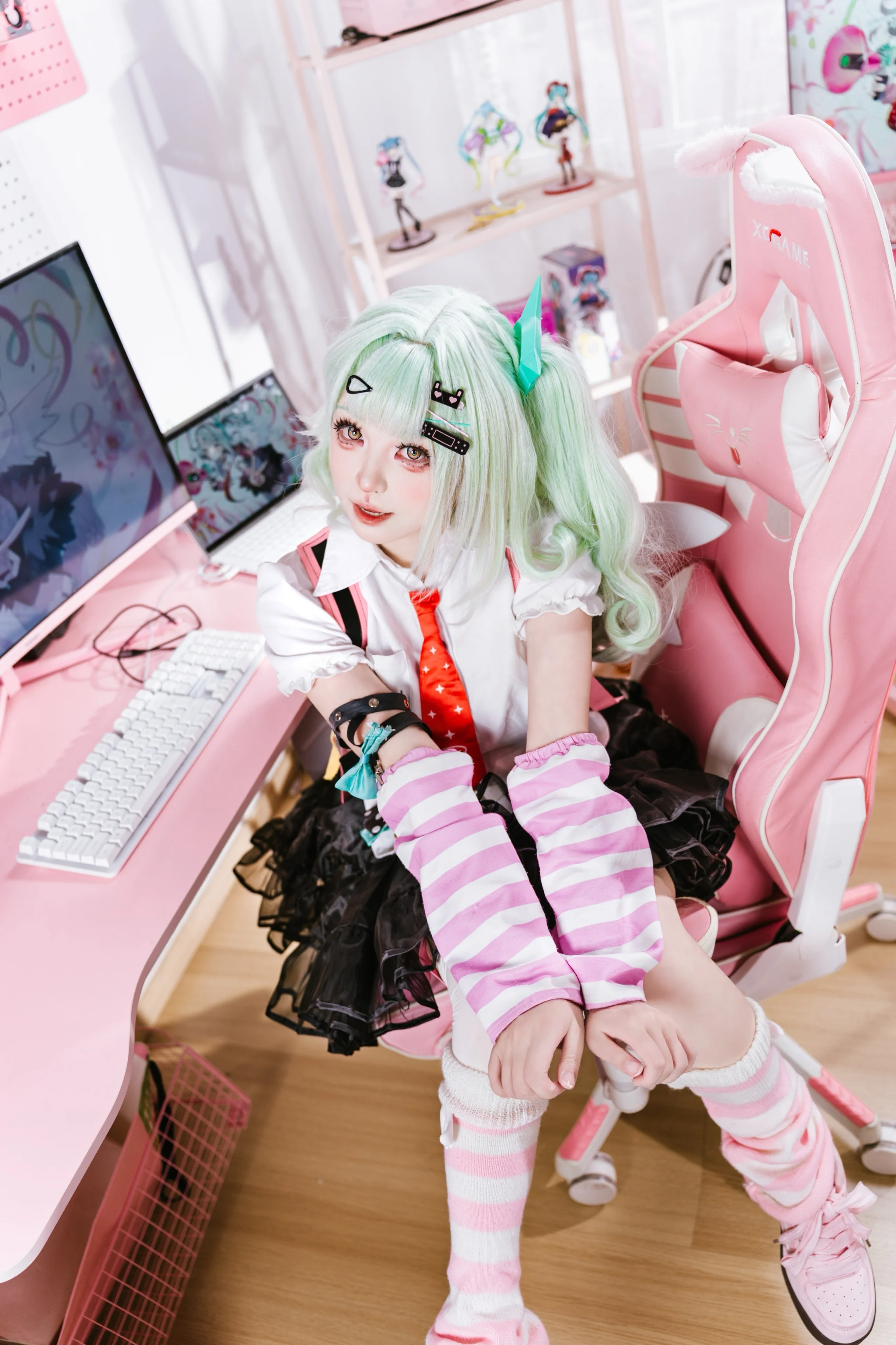 【千夏cos】绝区零里的薄荷色少女，粉色电竞房定格甜酷瞬间 - 第 1 张