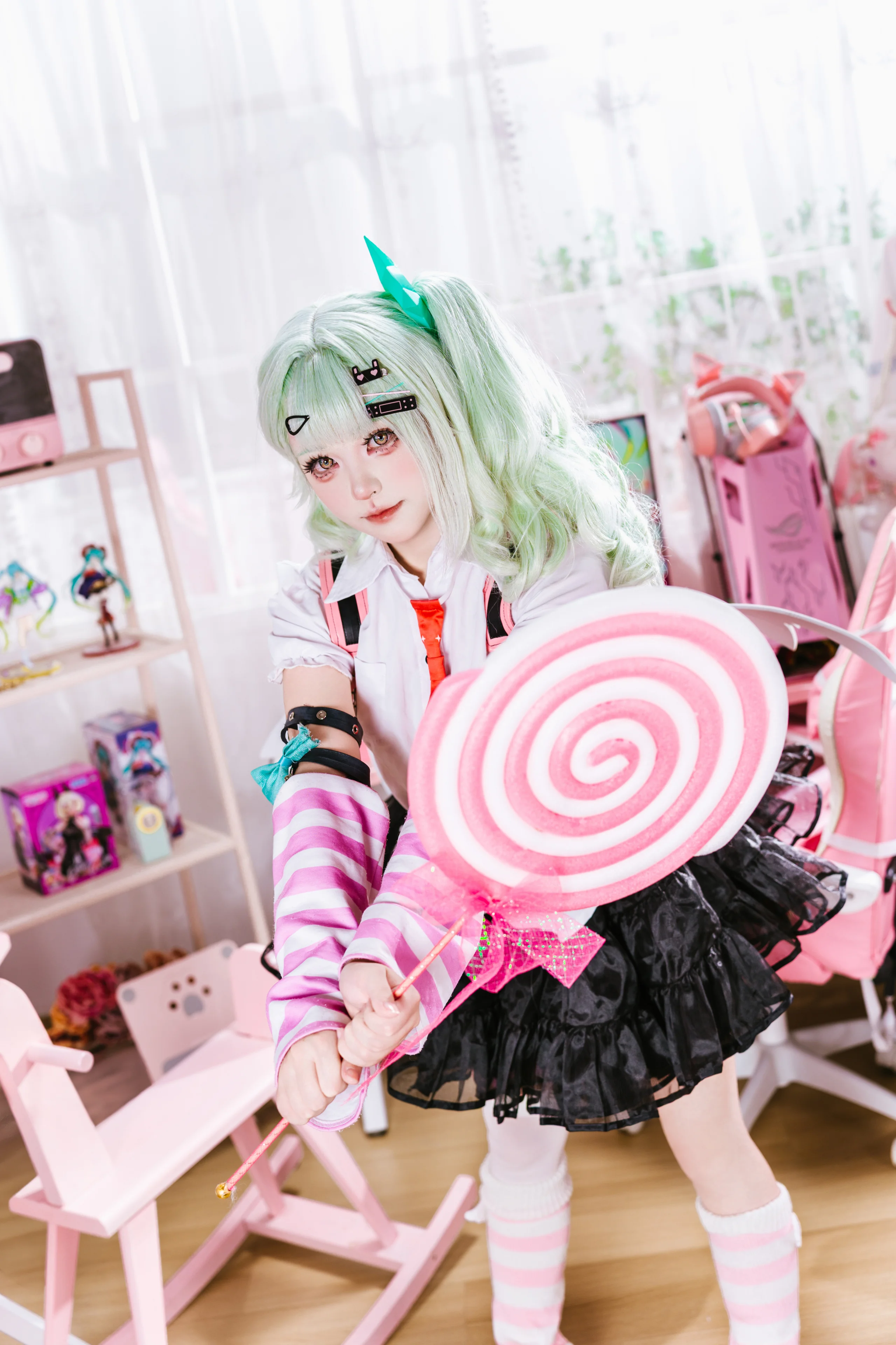 【千夏cos】绝区零里的薄荷色少女，粉色电竞房定格甜酷瞬间 - 第 10 张