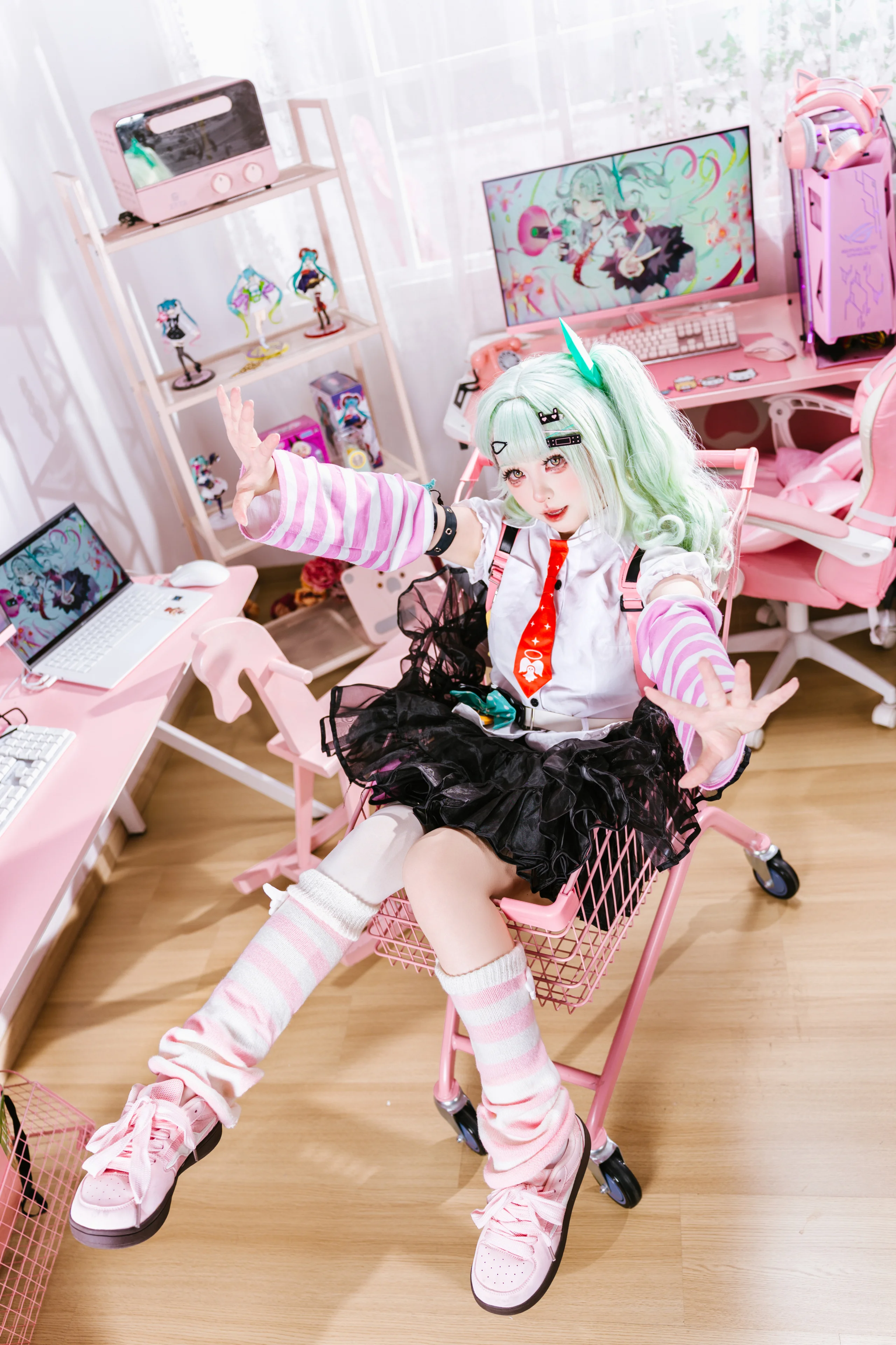 【千夏cos】绝区零里的薄荷色少女，粉色电竞房定格甜酷瞬间 - 第 2 张