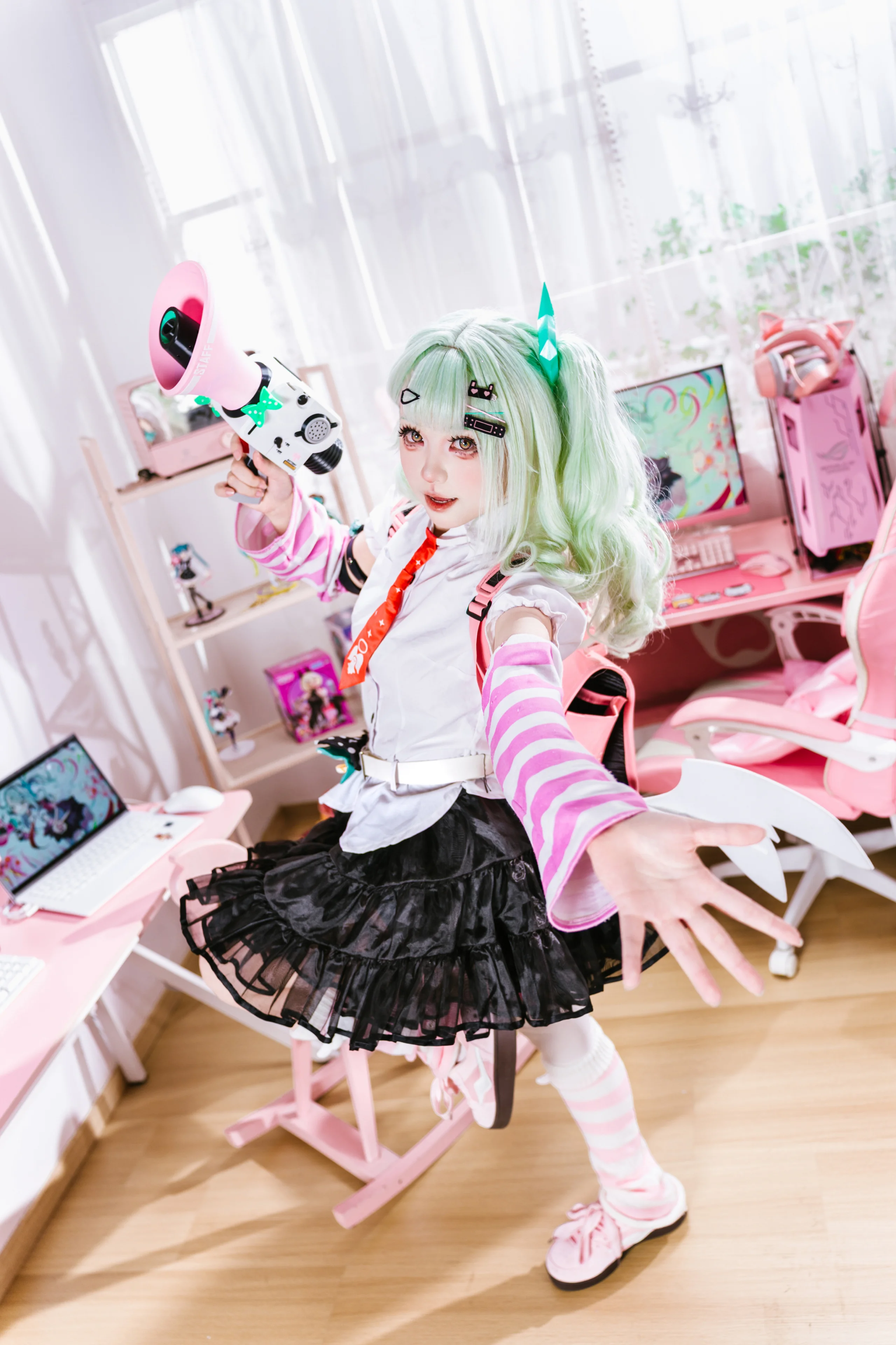 【千夏cos】绝区零里的薄荷色少女，粉色电竞房定格甜酷瞬间 - 第 4 张