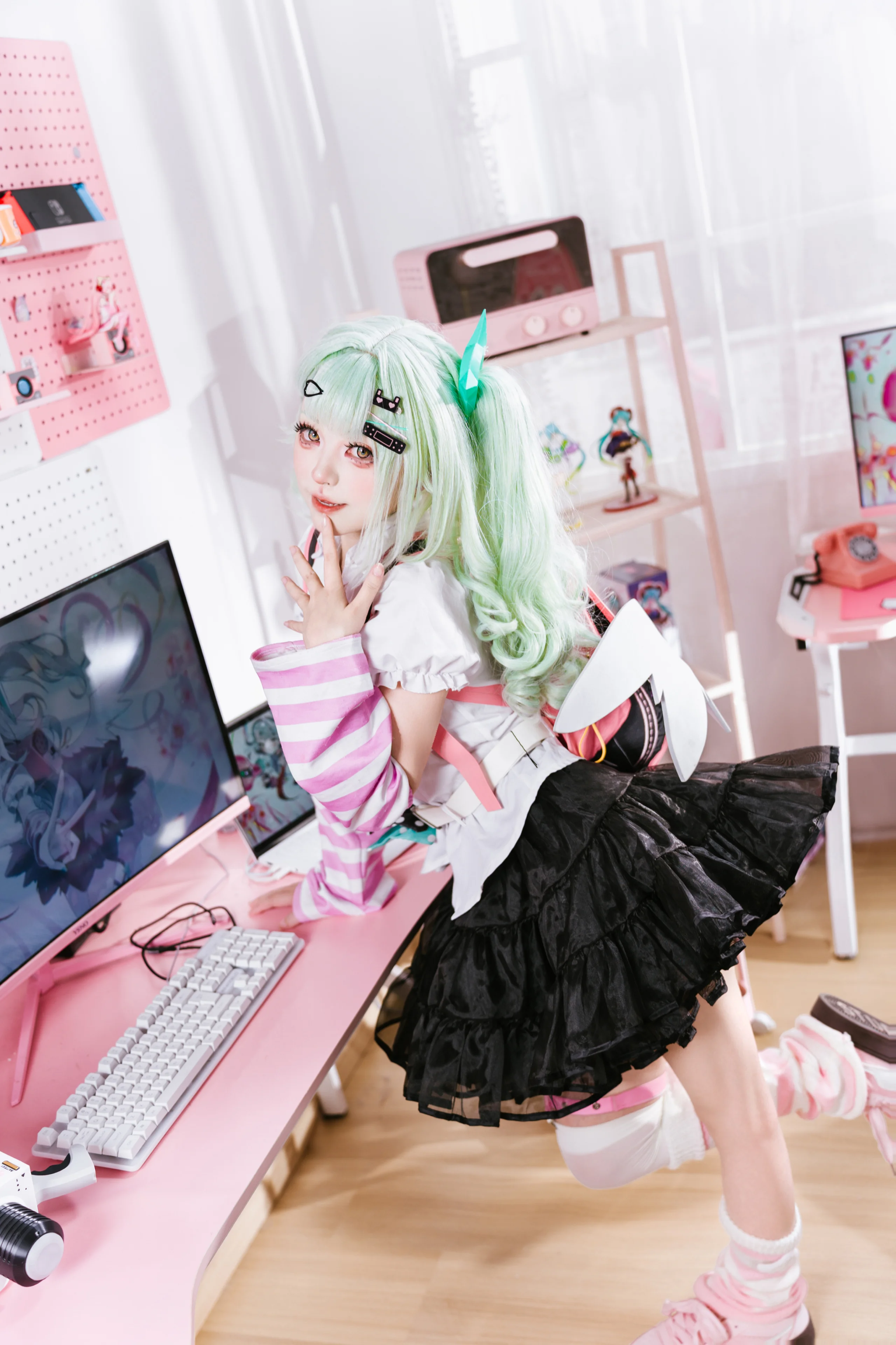 【千夏cos】绝区零里的薄荷色少女，粉色电竞房定格甜酷瞬间 - 第 5 张