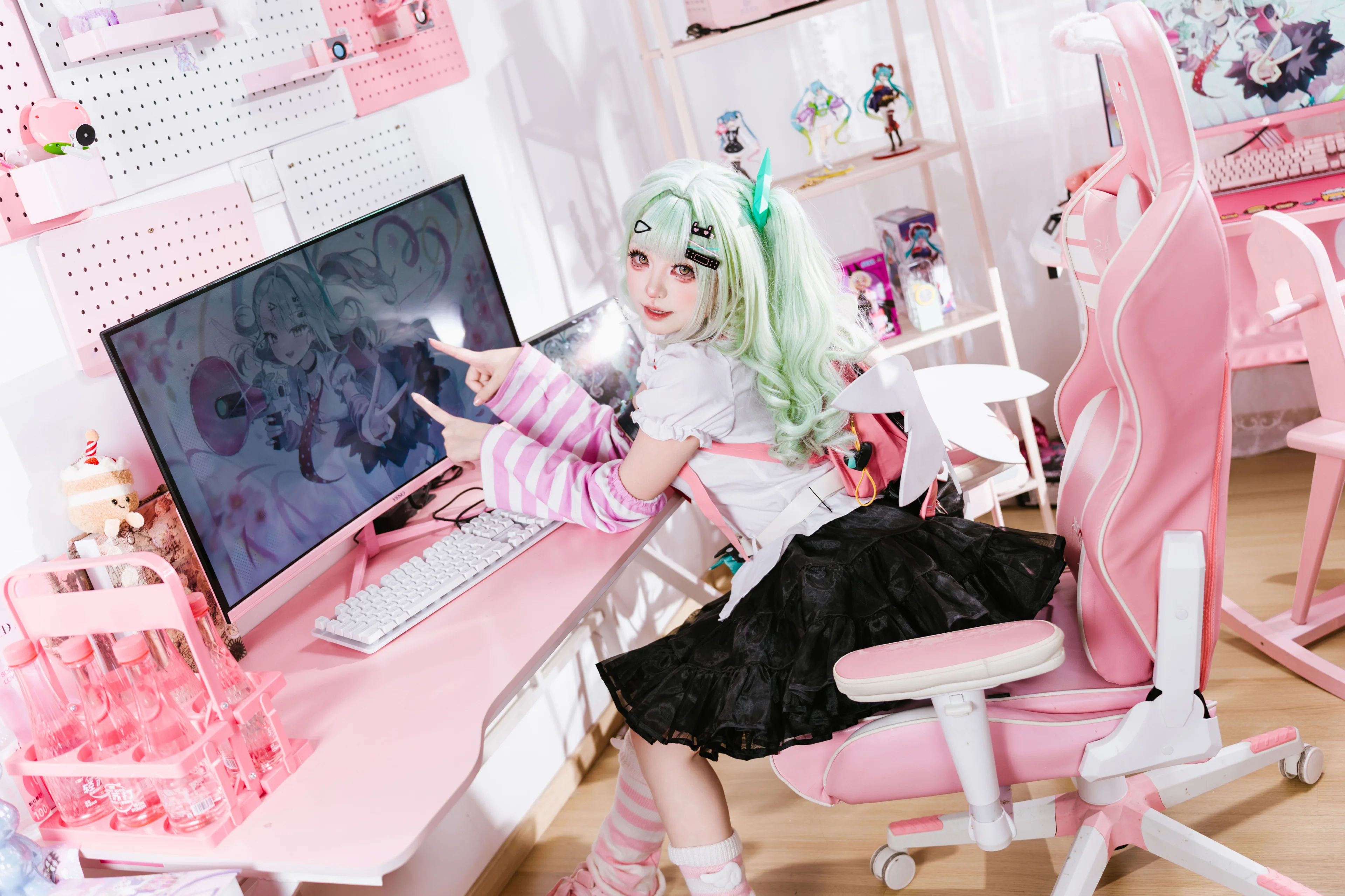 【千夏cos】绝区零里的薄荷色少女，粉色电竞房定格甜酷瞬间