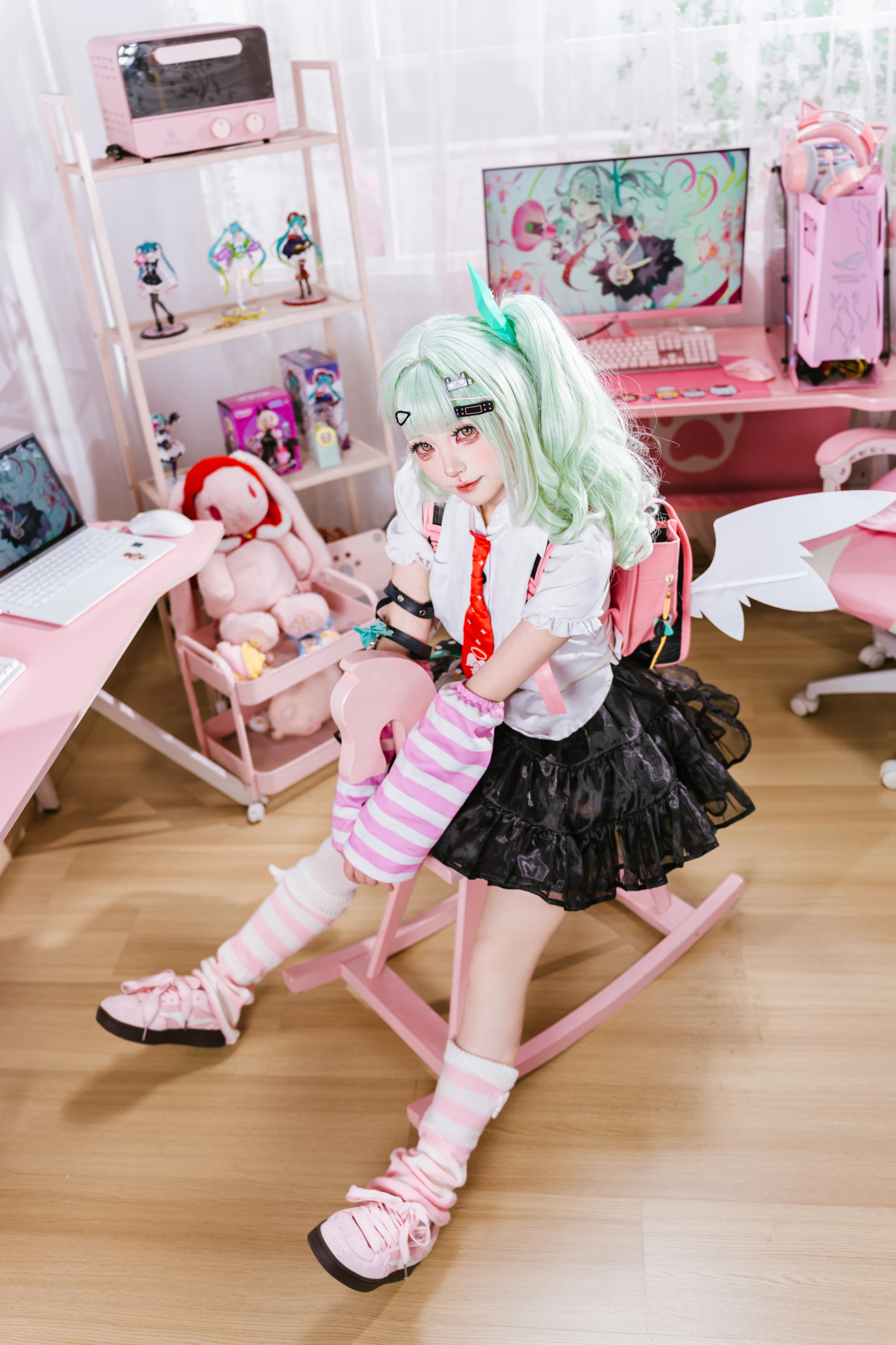 【千夏cos】绝区零里的薄荷色少女，粉色电竞房定格甜酷瞬间 - 第 7 张