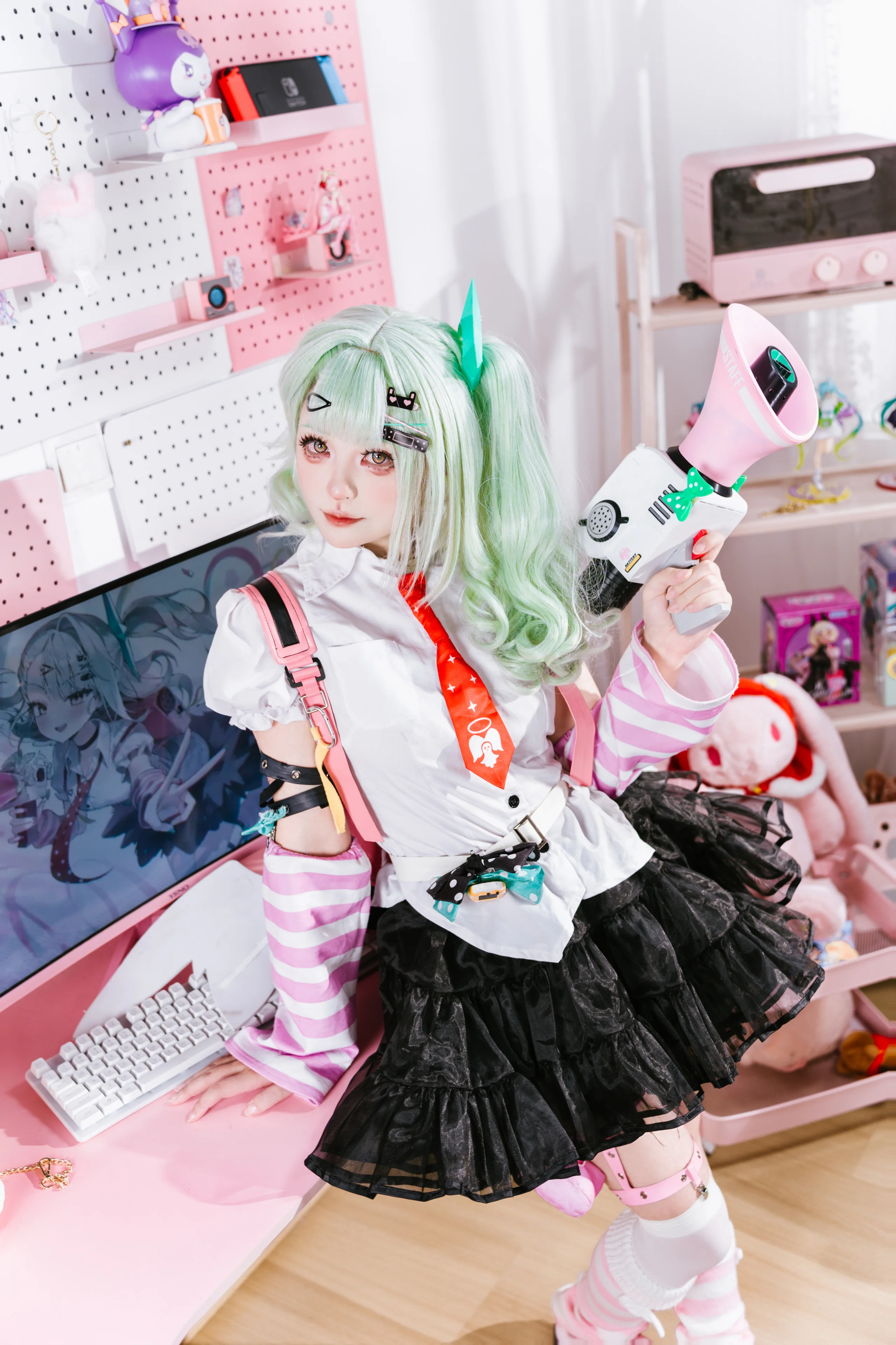 【千夏cos】绝区零里的薄荷色少女，粉色电竞房定格甜酷瞬间 - 第 8 张