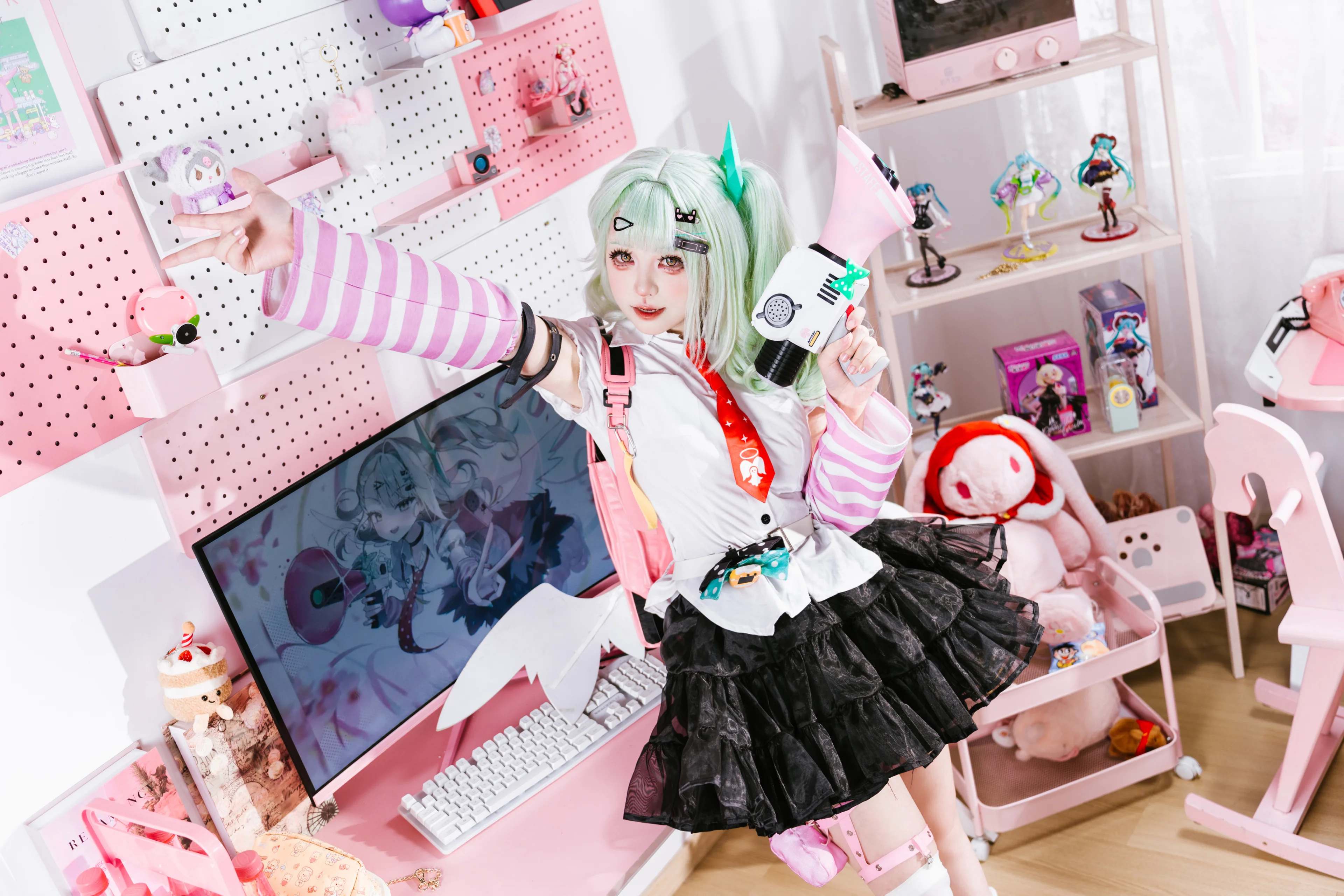 【千夏cos】绝区零里的薄荷色少女，粉色电竞房定格甜酷瞬间 - 第 9 张