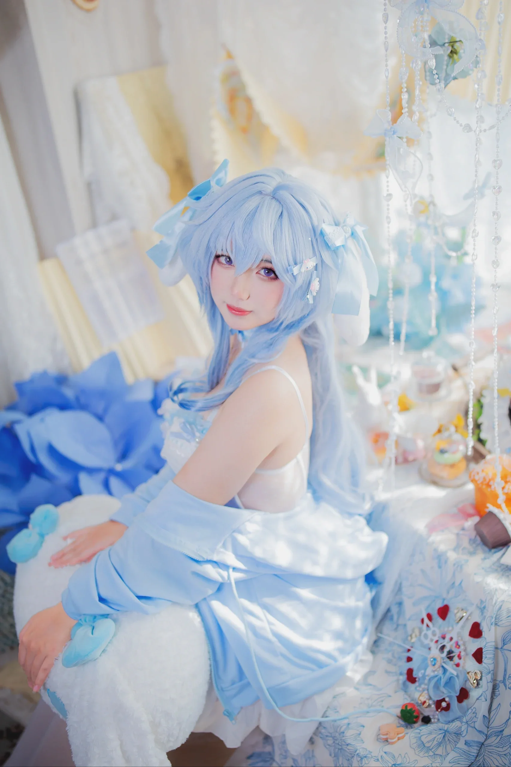 【甘雨 コスプレ】『原神』青と白のカジュアルな部屋着風スタジオ撮影 - 1 枚目