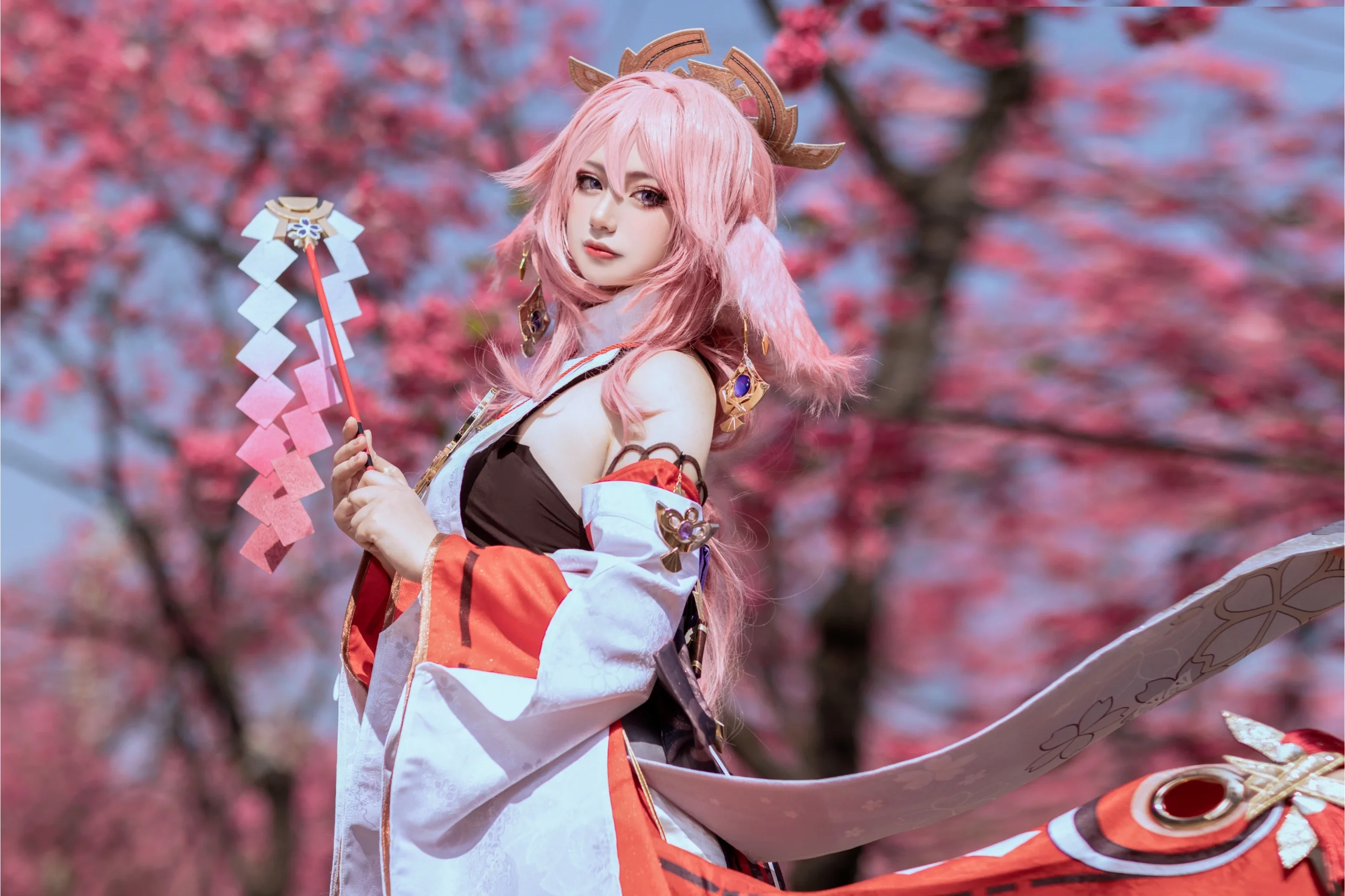 【八重神子 コスプレ】桜の木の下の狐仙様、この衣装にはまだ心残りも - 1 枚目