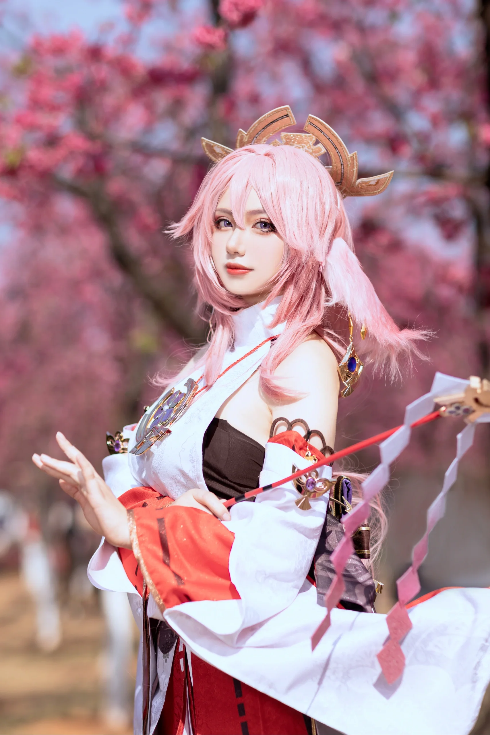 【八重神子 コスプレ】桜の木の下の狐仙様、この衣装にはまだ心残りも - 2 枚目