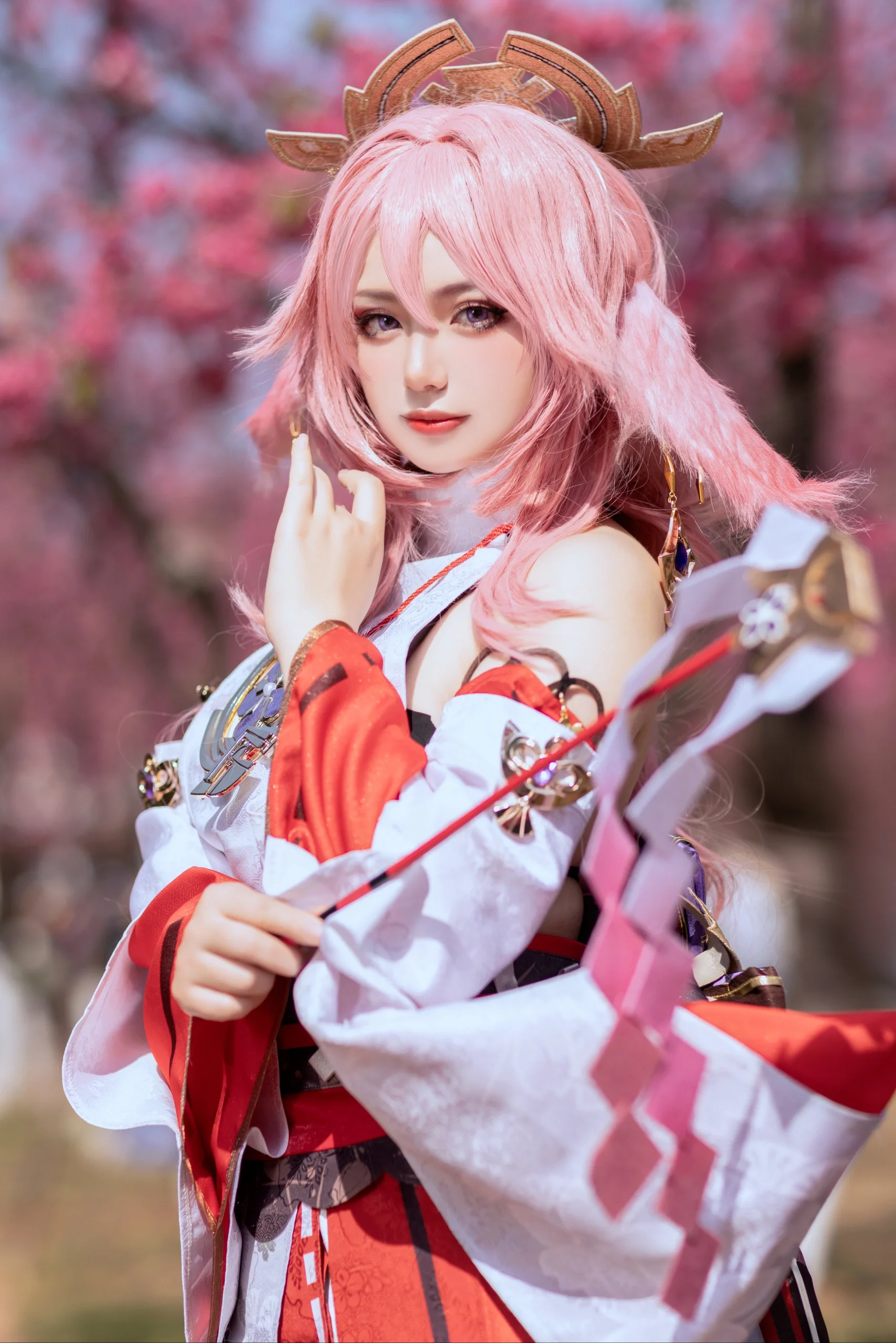 【八重神子 コスプレ】桜の木の下の狐仙様、この衣装にはまだ心残りも - 4 枚目