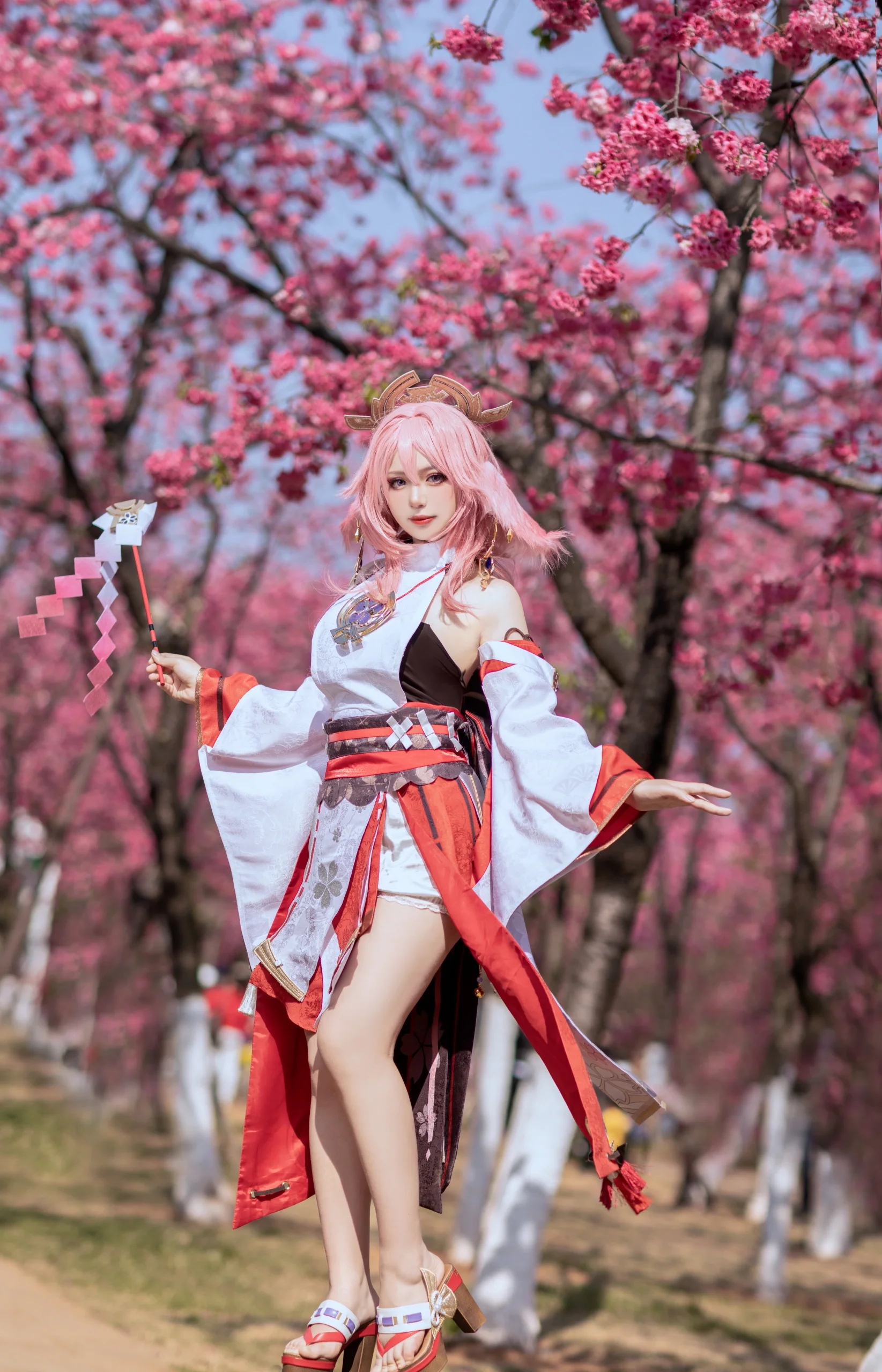 【八重神子 コスプレ】桜の木の下の狐仙様、この衣装にはまだ心残りも - 6 枚目