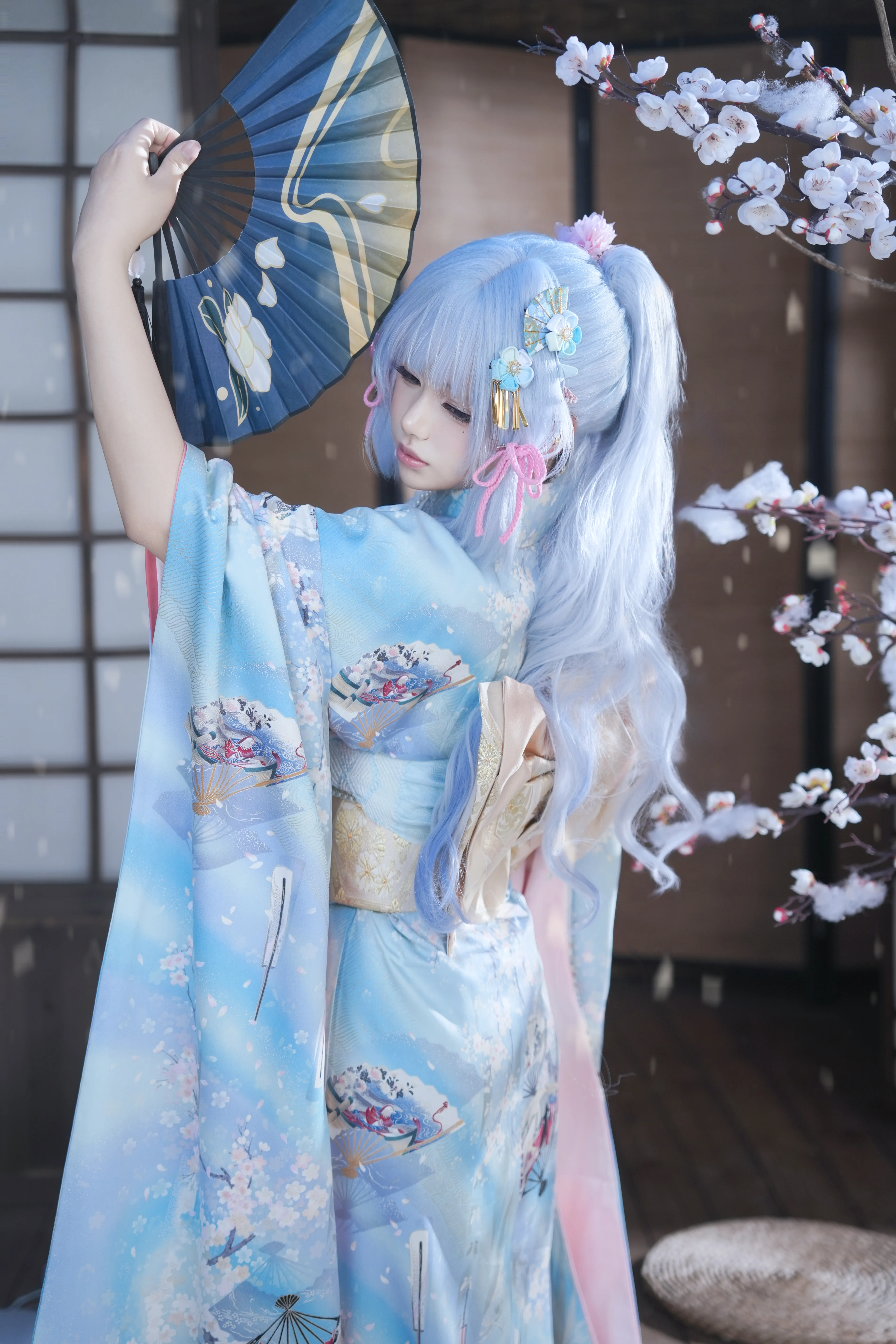 【原神神里绫华cos】雪落门廊，静谧的海灯节祈愿 - 第 1 张