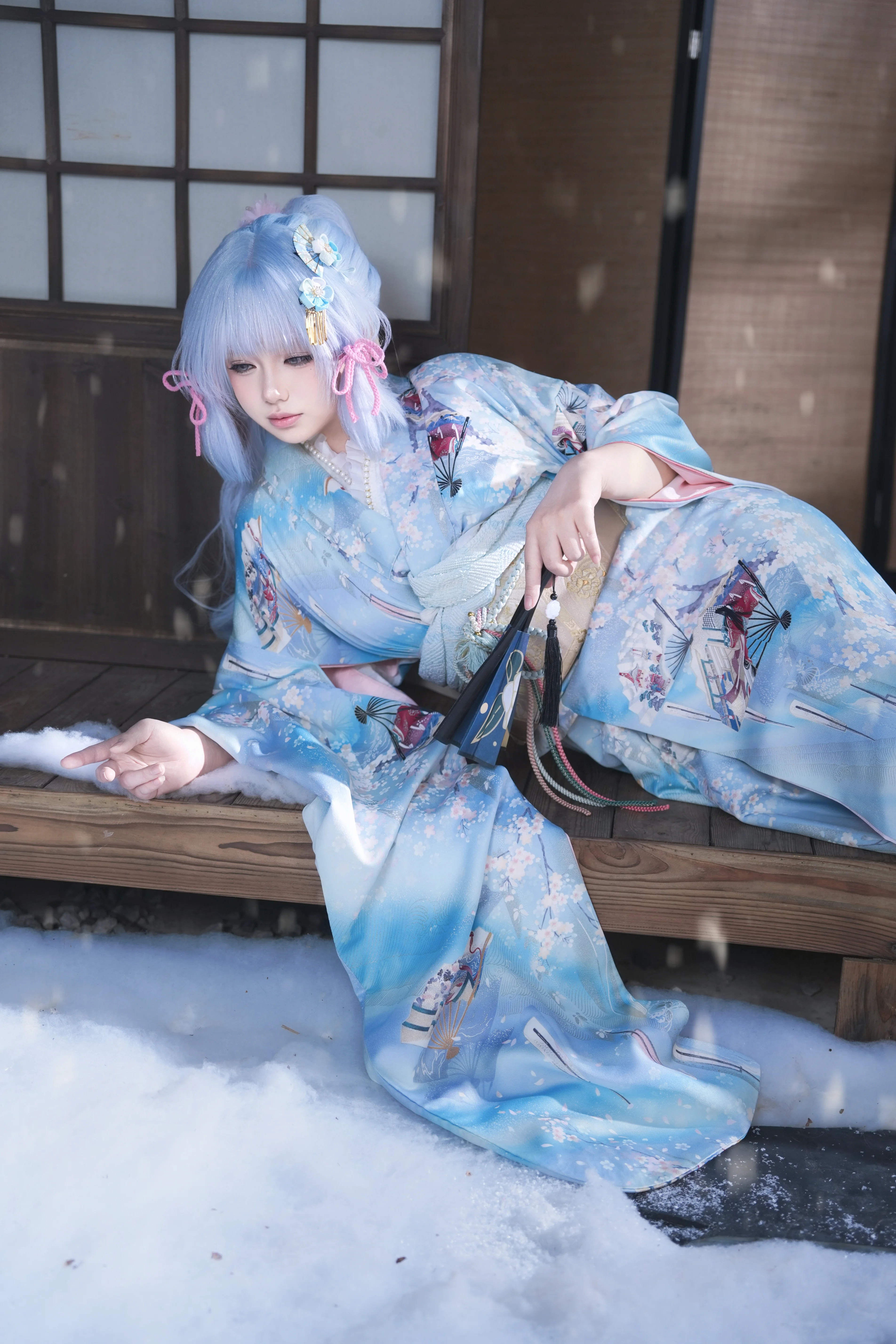 【原神神里绫华cos】雪落门廊，静谧的海灯节祈愿 - 第 3 张