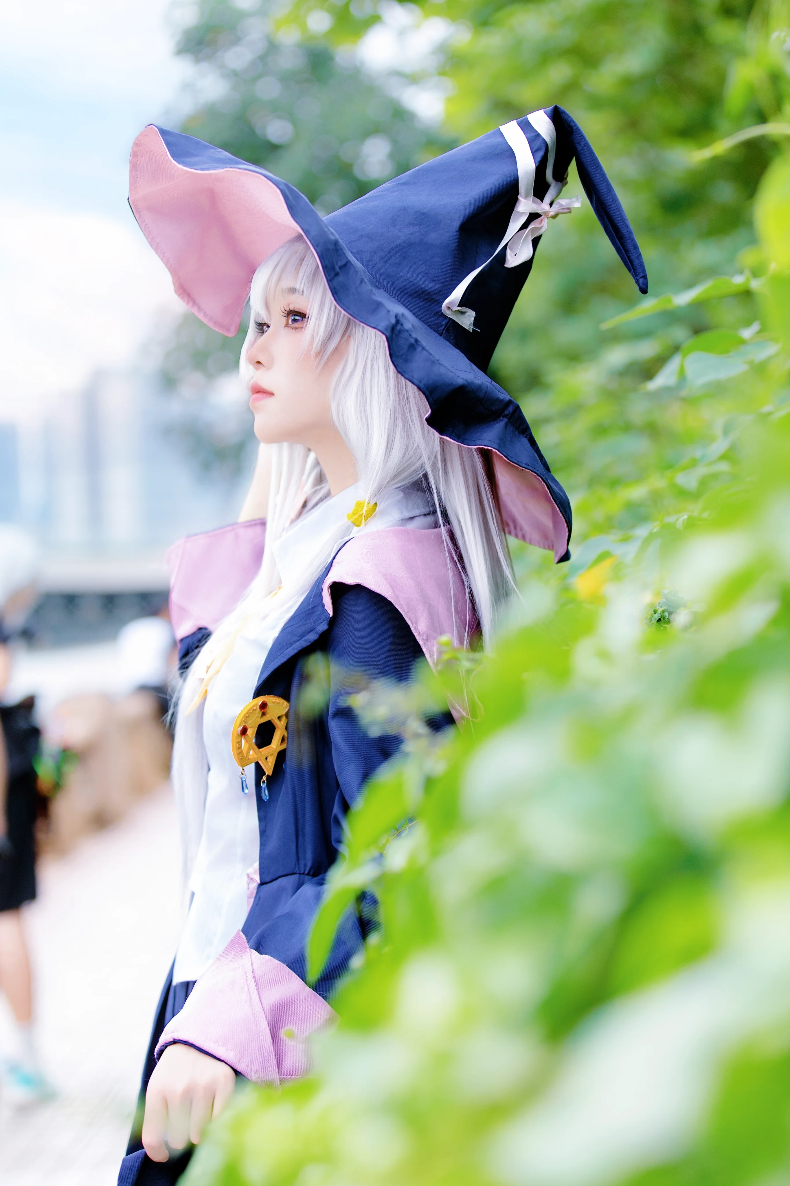 【伊蕾娜cos】魔女之旅，漫步于江畔的银发魔女 - 第 3 张