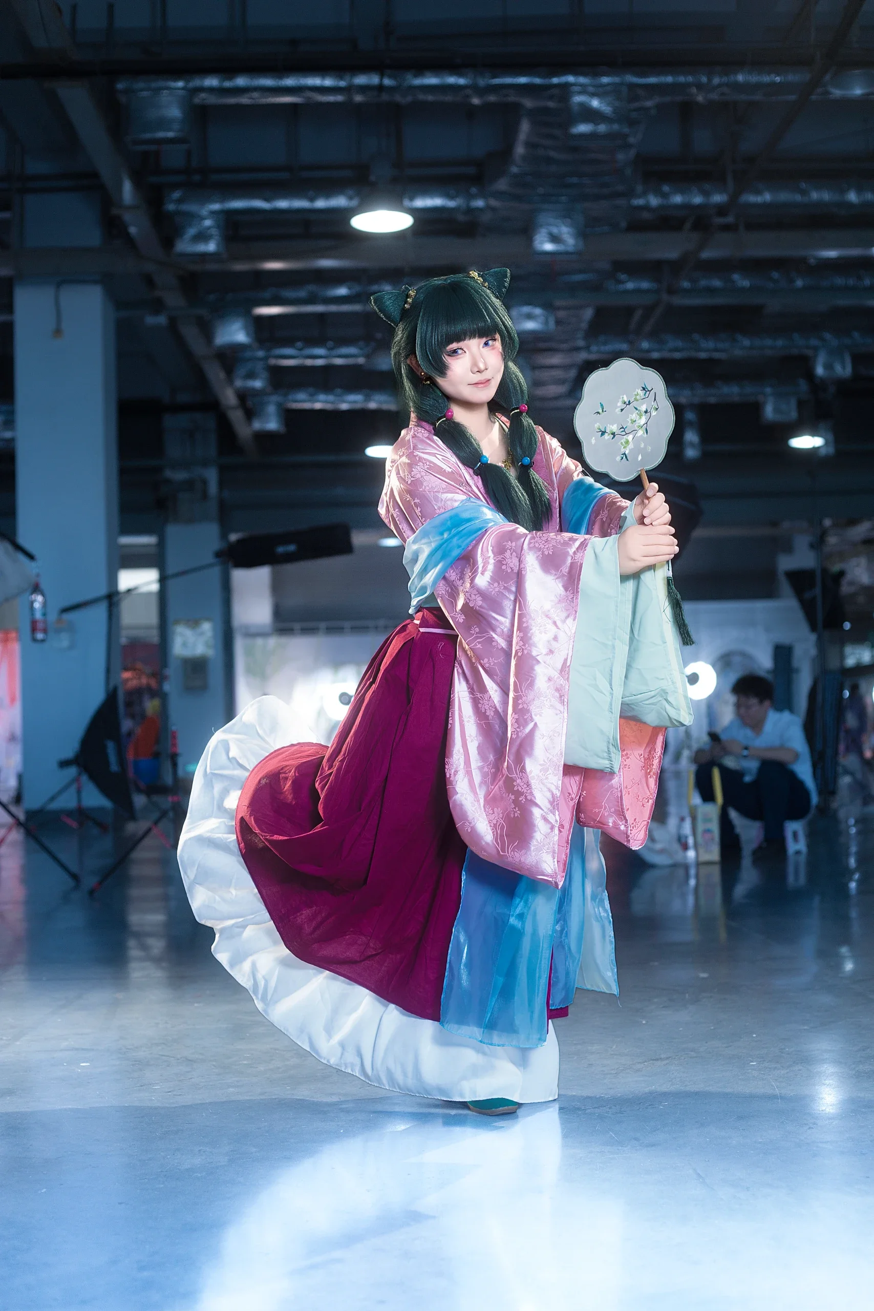 【猫猫cos】药屋少女的呢喃，轻摇团扇踏足漫展 - 第 1 张