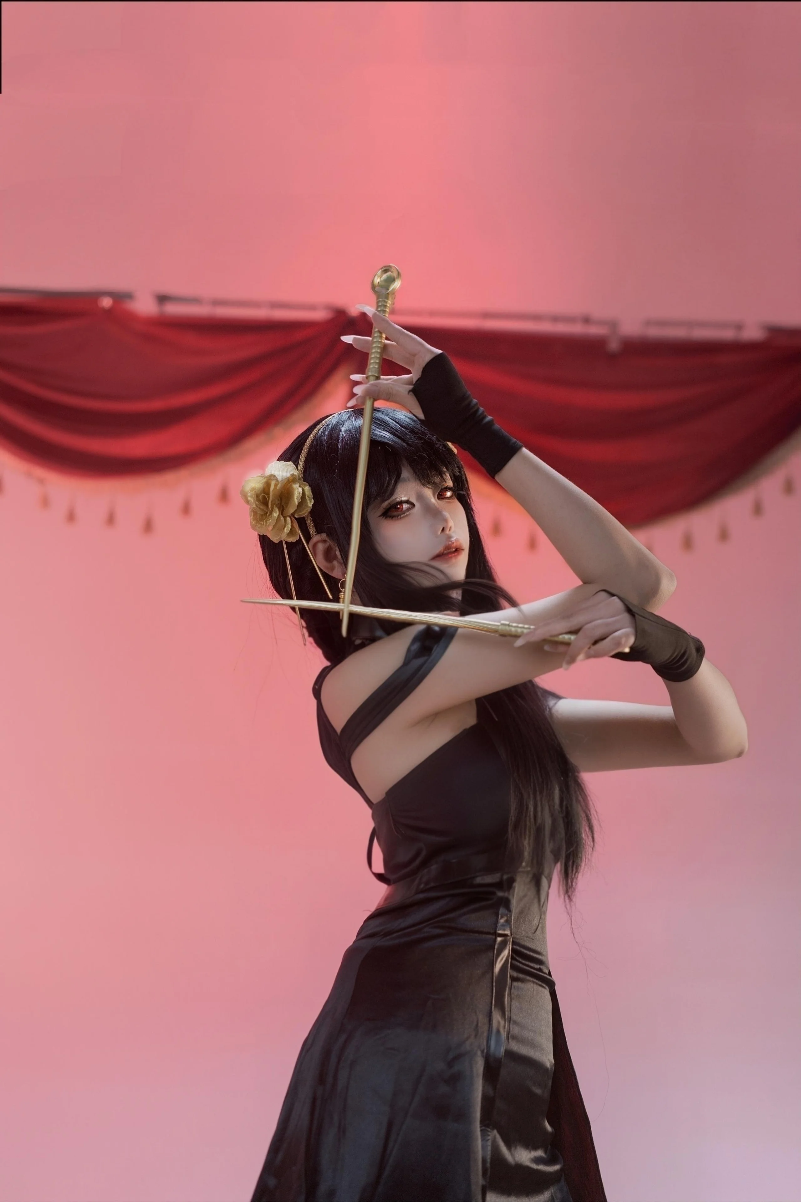 [Yor Cosplay] SPY×FAMILY: Dual Visual Impact Born from Black Tones and Red Curtains - Image 2