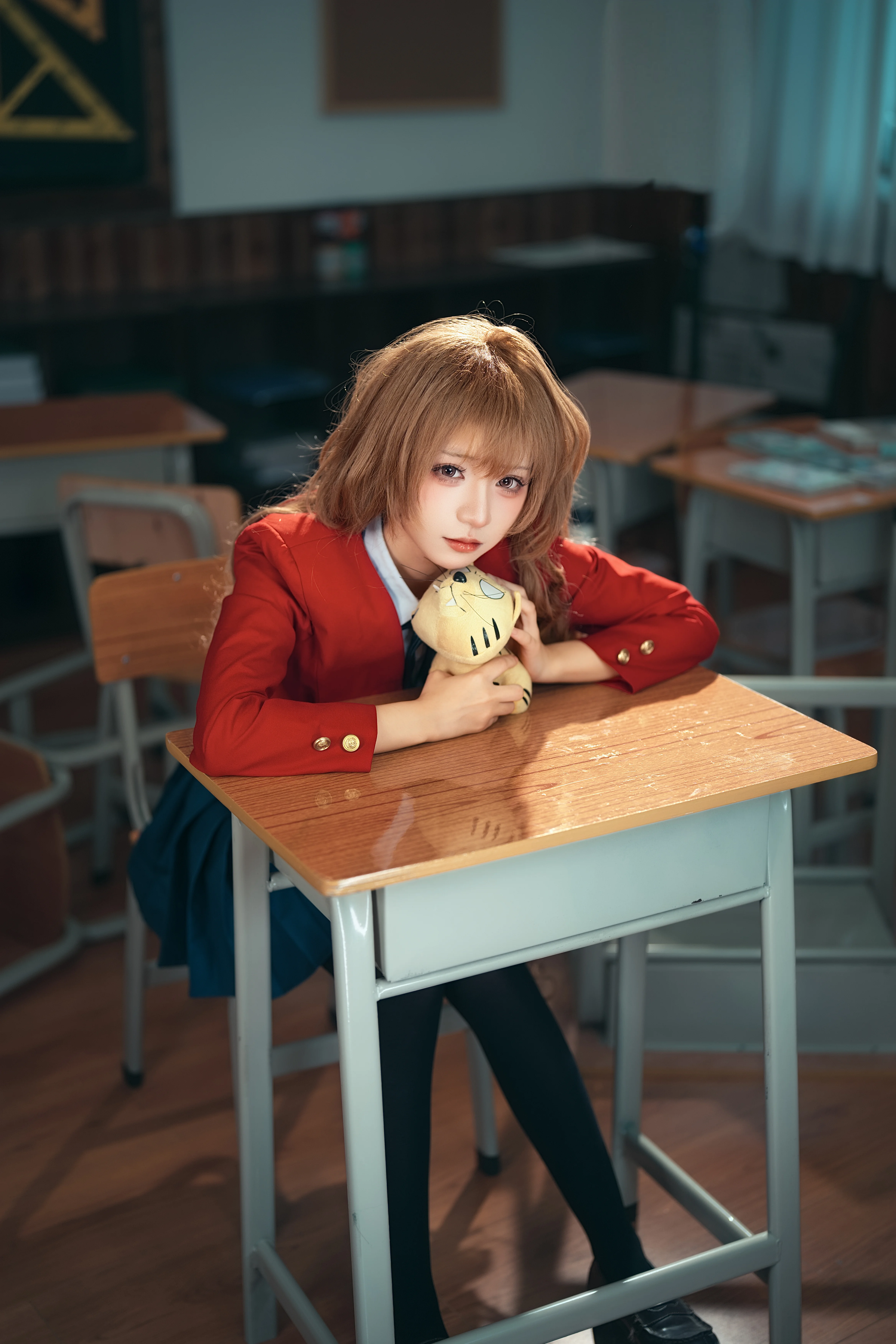 【逢坂大河cos】龍與虎中的紅西裝少女，教室裡的慵懶時光 - 第 1 張
