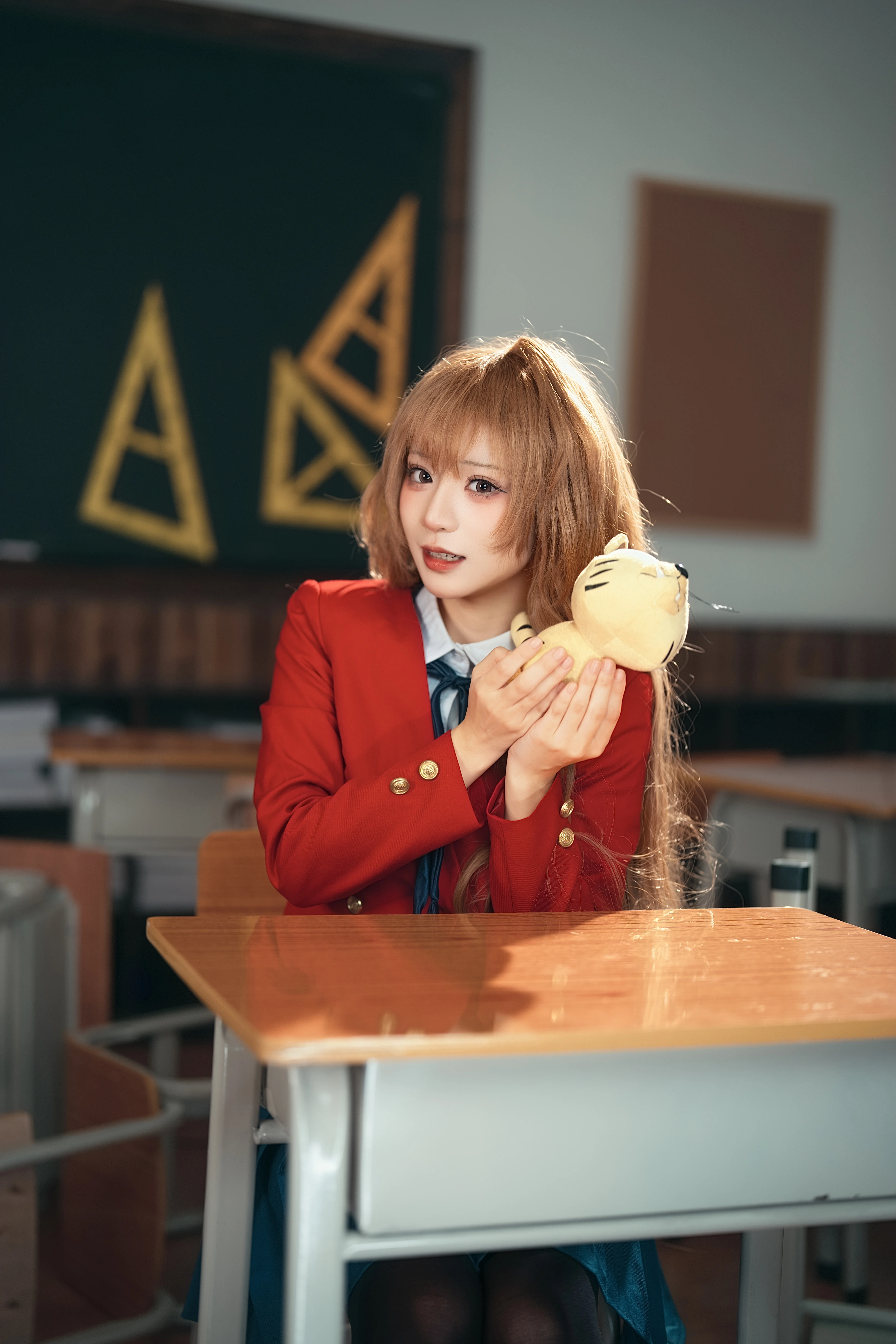 【逢坂大河cos】龍與虎中的紅西裝少女，教室裡的慵懶時光 - 第 2 張