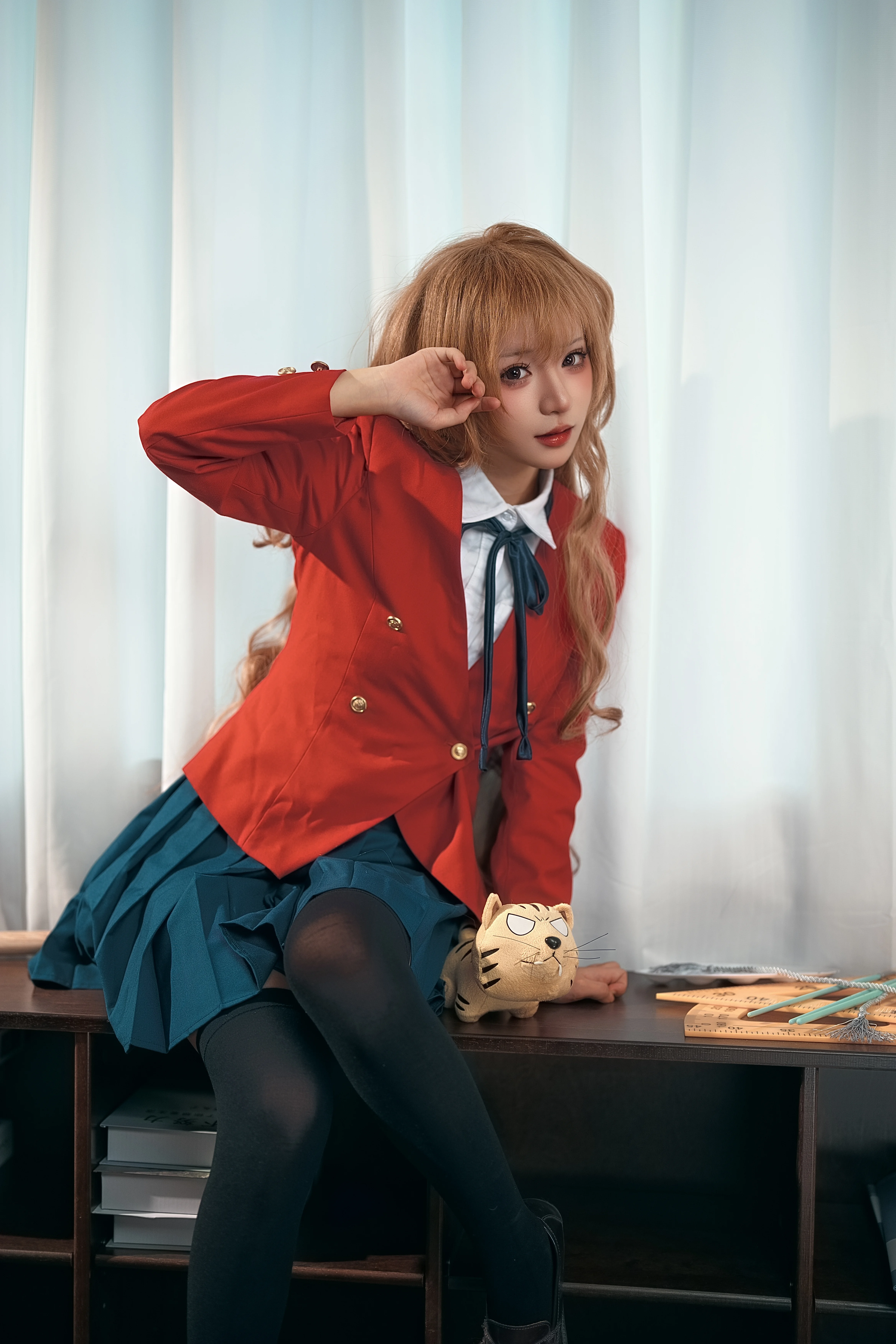 【逢坂大河cos】龍與虎中的紅西裝少女，教室裡的慵懶時光 - 第 3 張