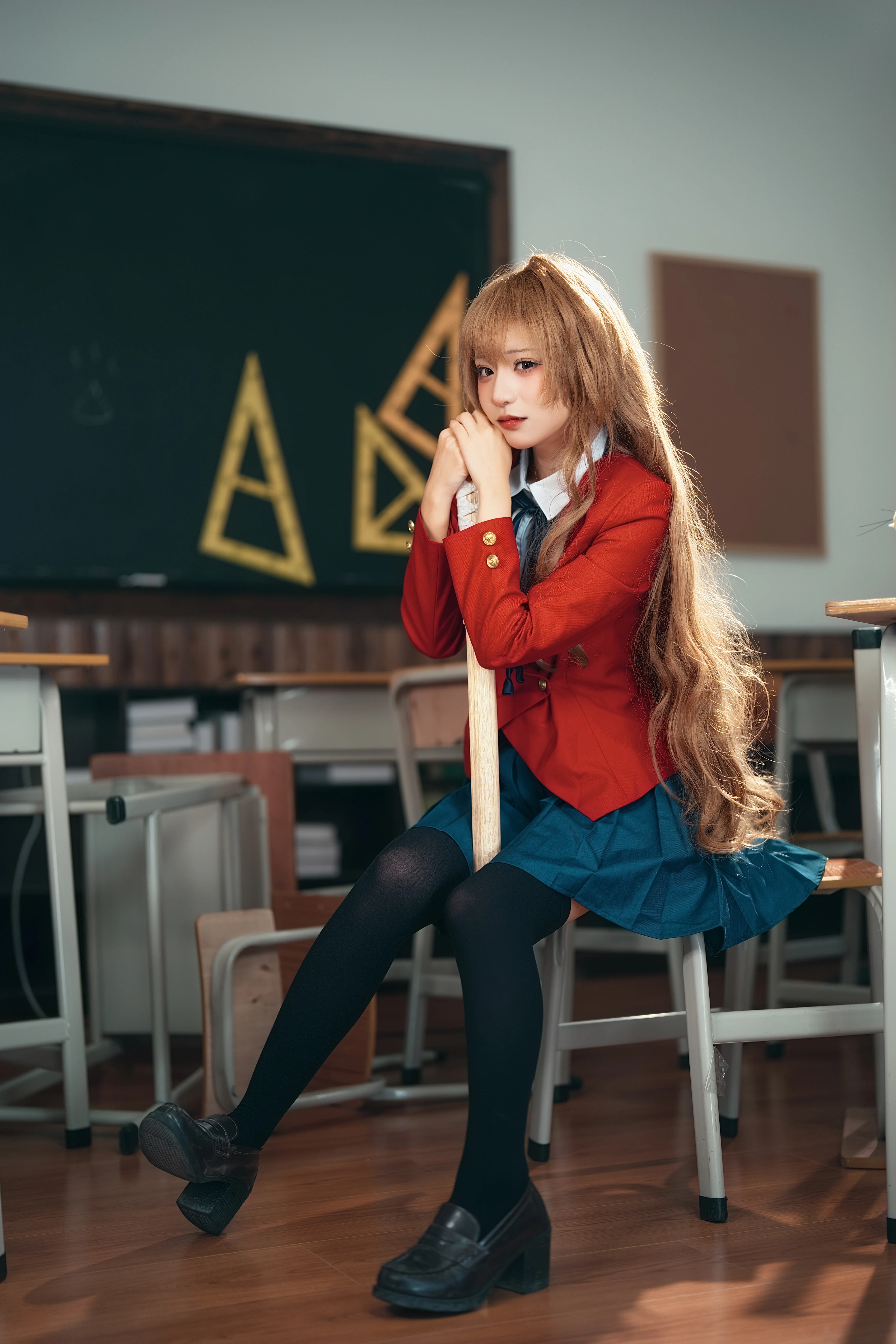 【逢坂大河cos】龙与虎中的红西装少女，教室里的慵懒时光