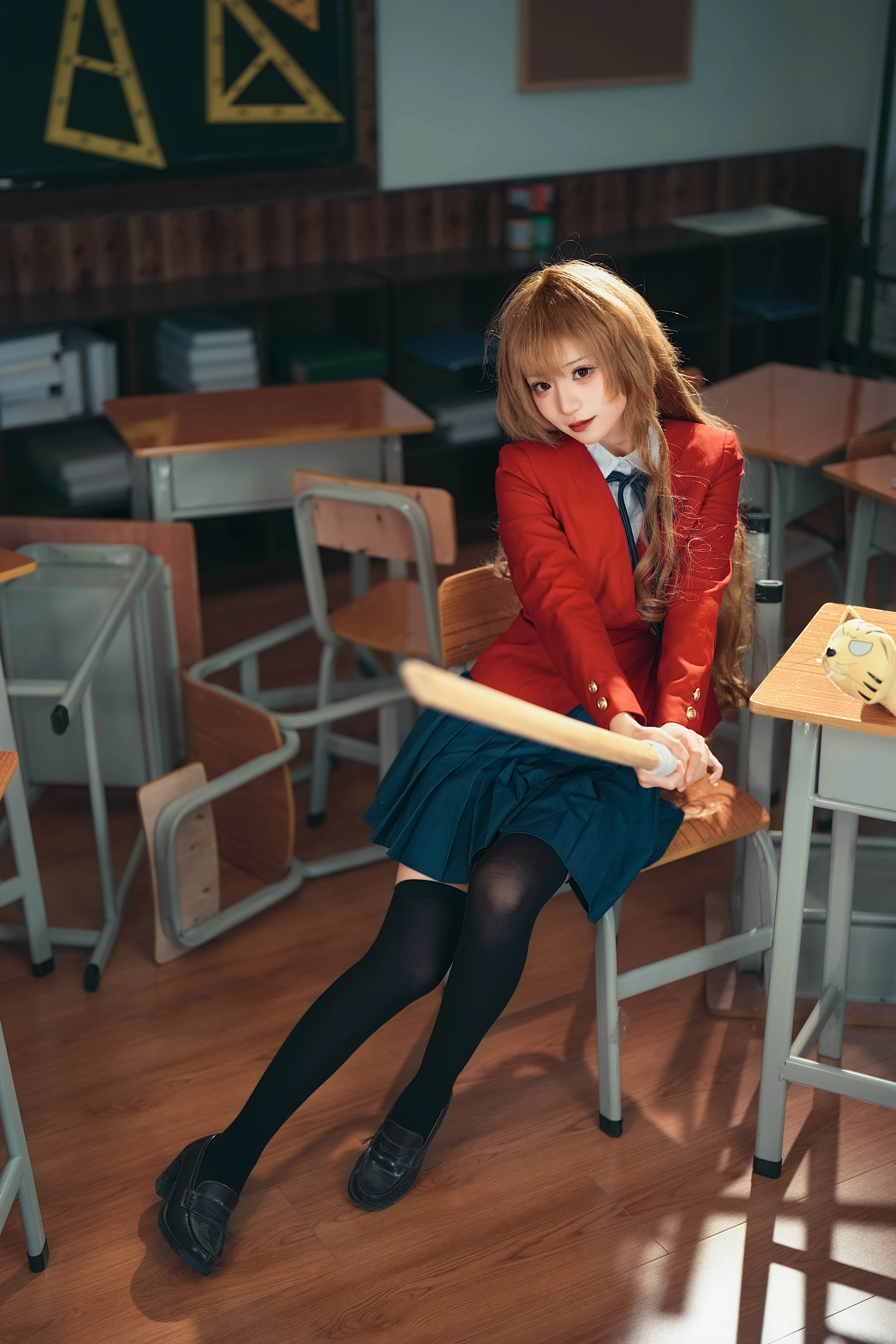 【逢坂大河cos】龍與虎中的紅西裝少女，教室裡的慵懶時光 - 第 5 張