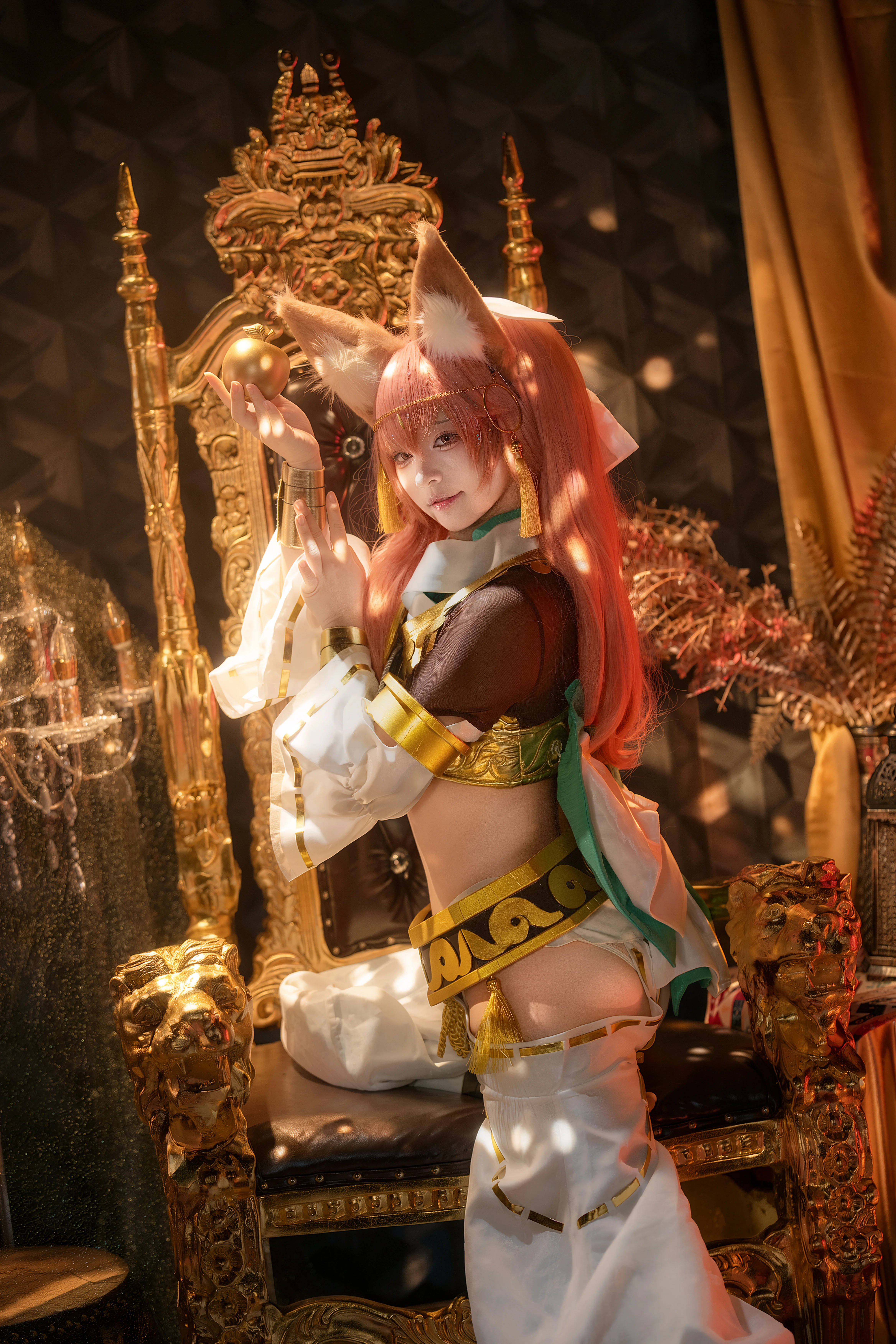 [Tamamo no Mae Cosplay] Warm Light Atmospheric Photoshoot in an Exotic Golden Palace - Image 1