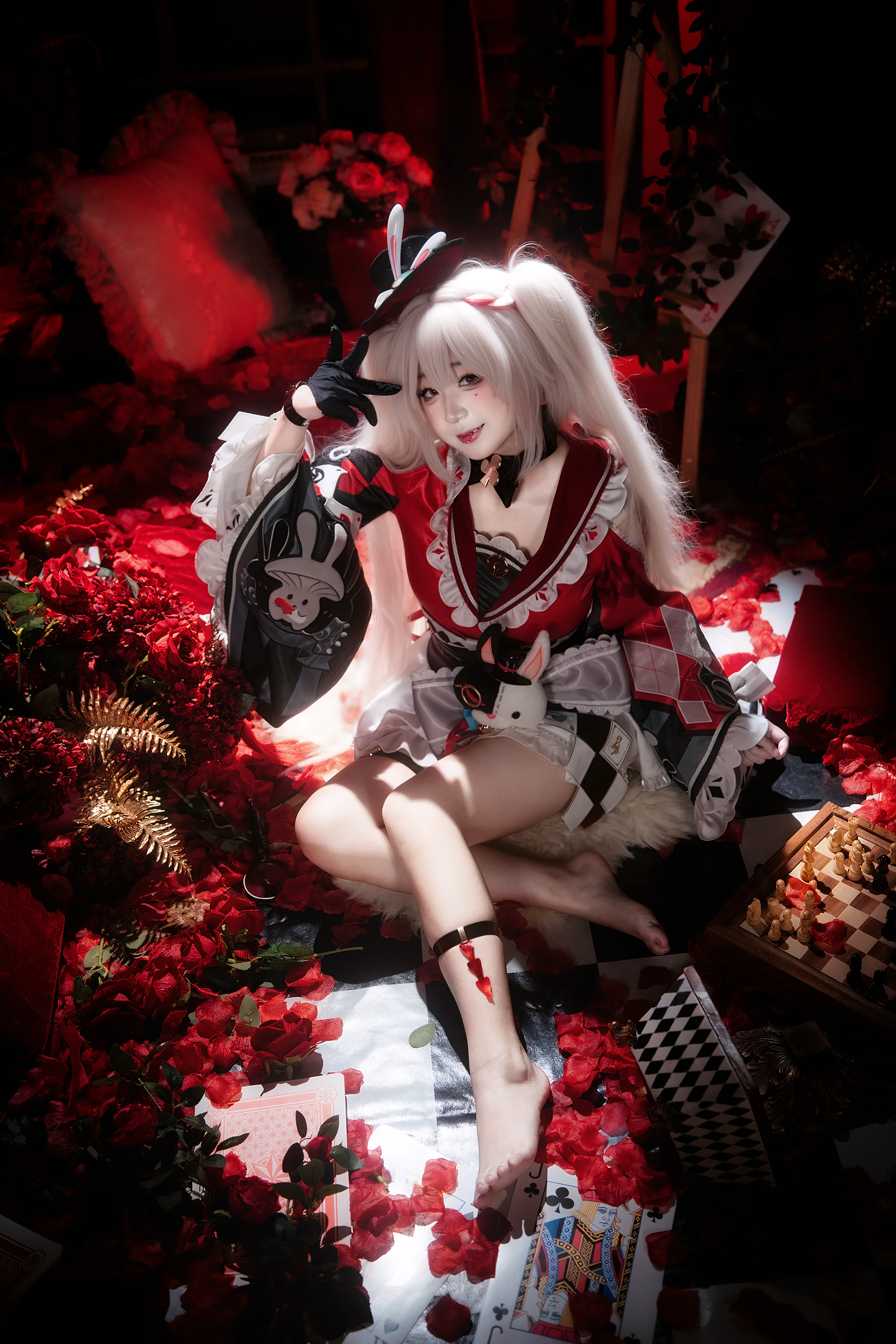 【花火cos】崩坏星穹铁道，红黑白棋盘格里的兔耳少女 - 第 1 张