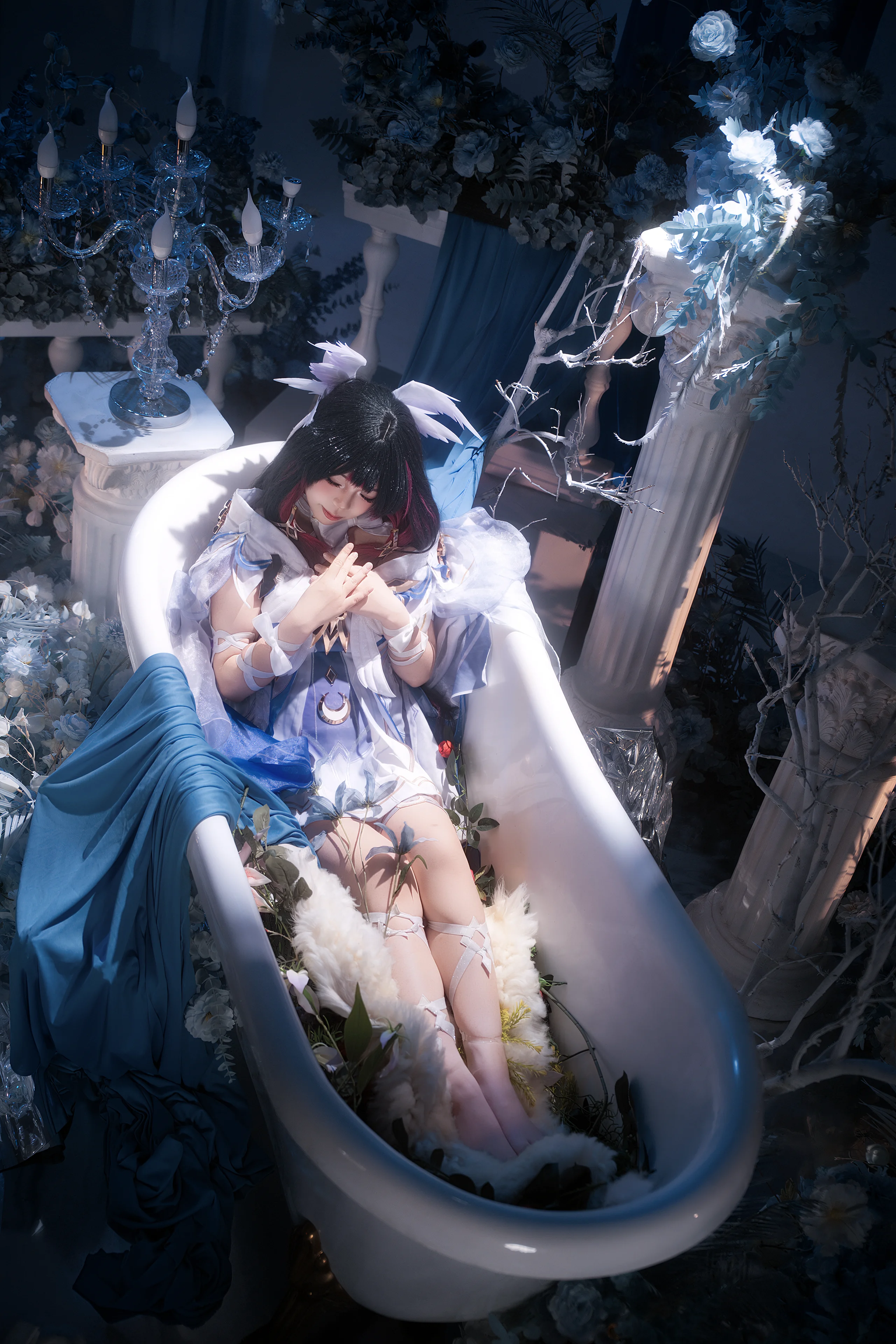 【哥倫比婭cos】月下靜謐，羽翼與浴缸的夢幻相遇 - 第 2 張